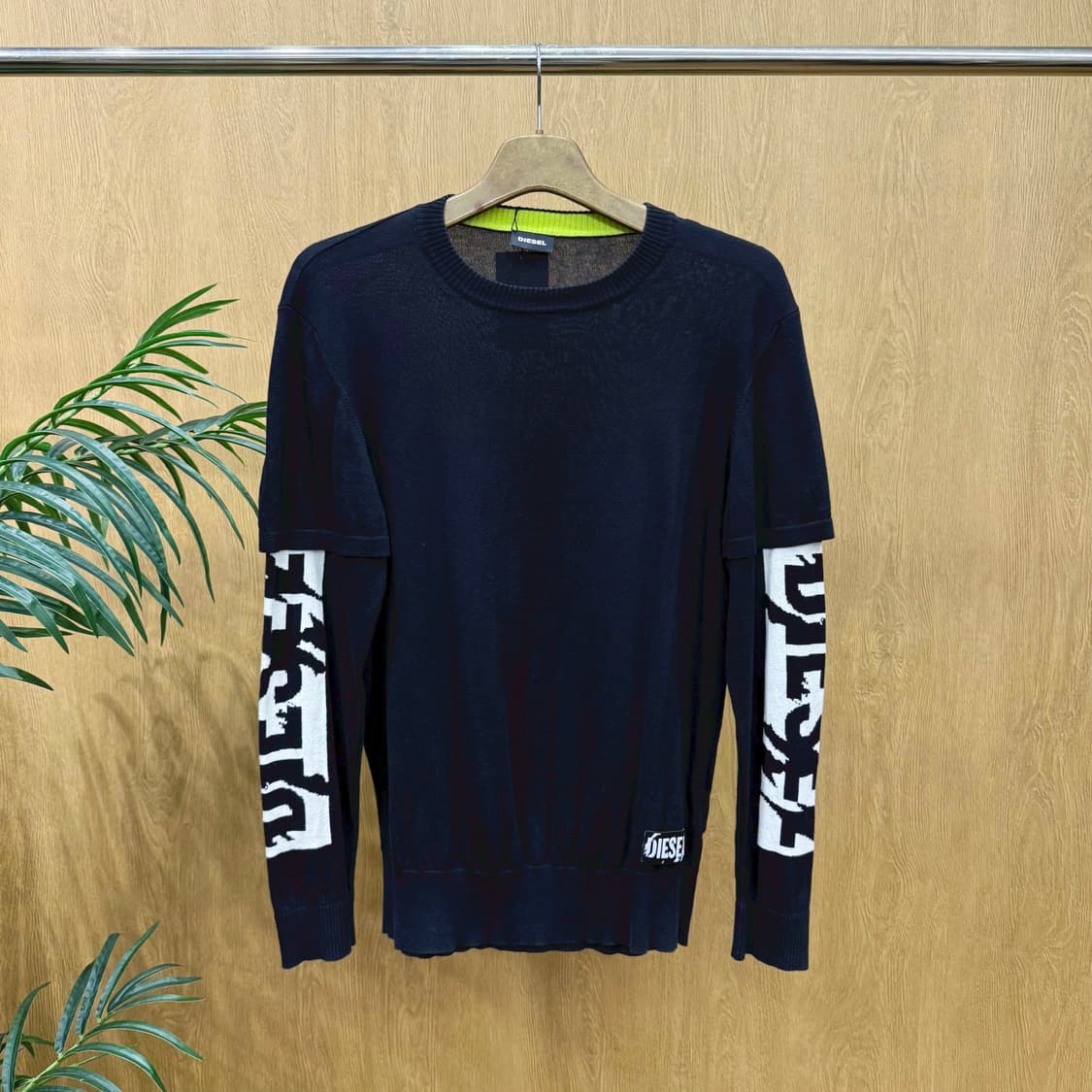 디젤 레이어드 반팔 긴팔 니트 그래픽 슬리브 로고패치 디테일 블랙 상품이미지1