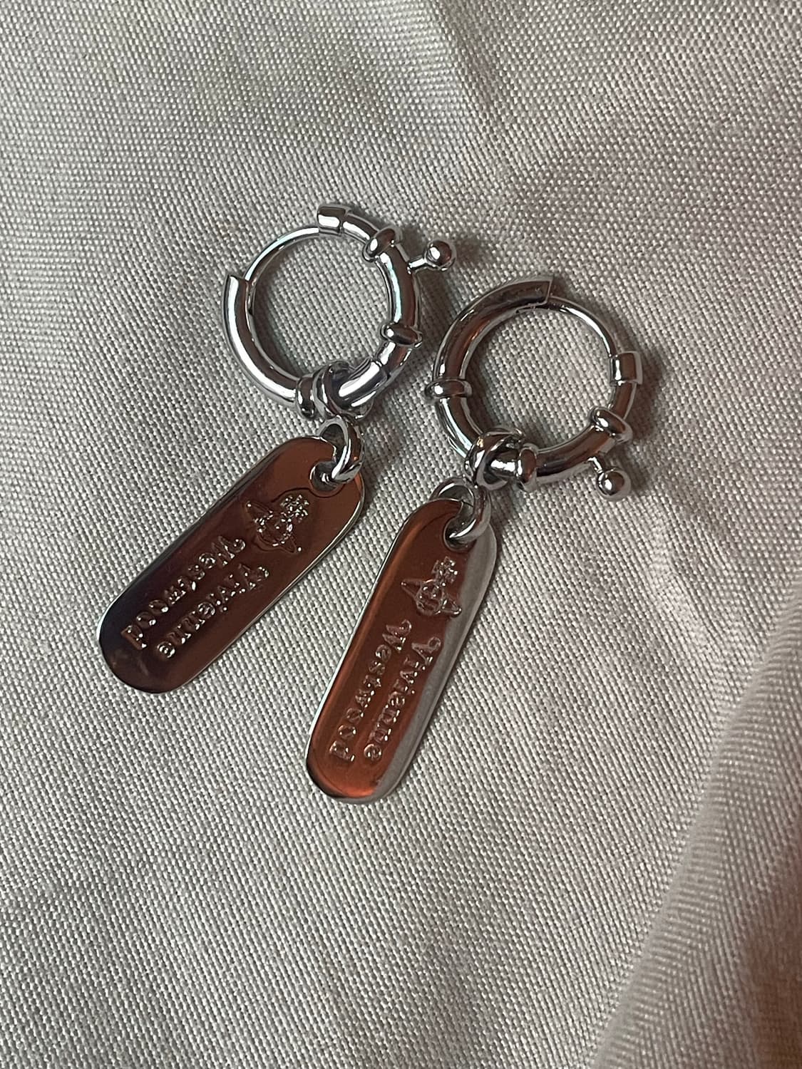 비비안웨스트우드 빈티지 태그 오링 이어링 상품이미지1