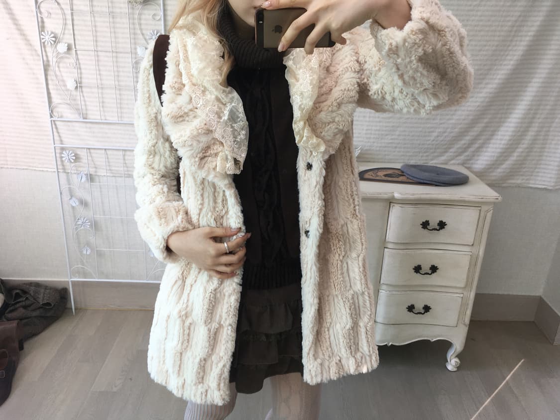 엑시즈팜 아이보리 레이스 퍼 코트 상품이미지4