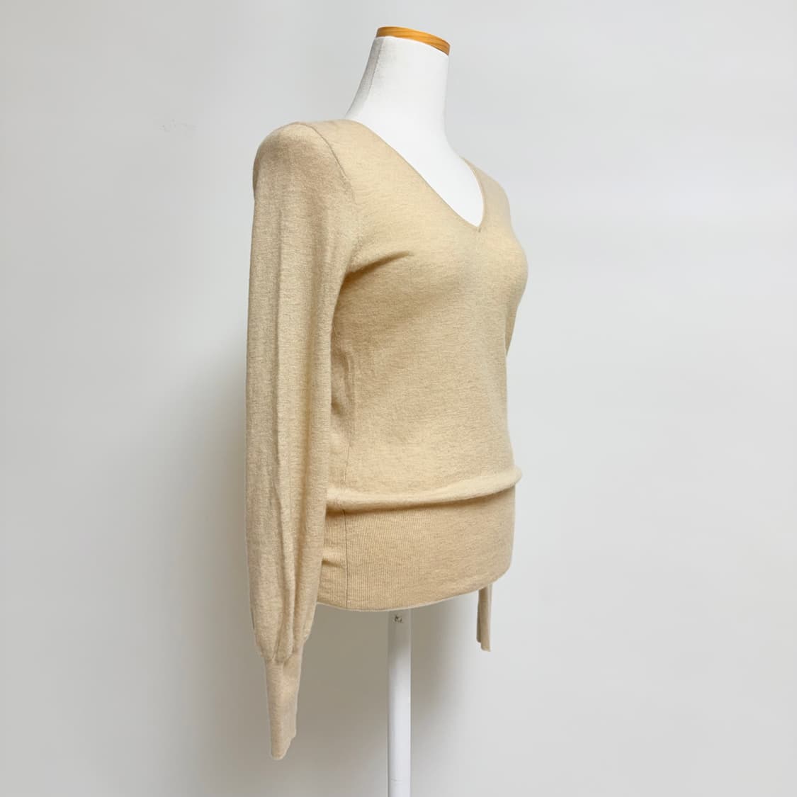 [캐시미어 100%] 오트밀 베이지 슬림핏 니트 상품이미지2