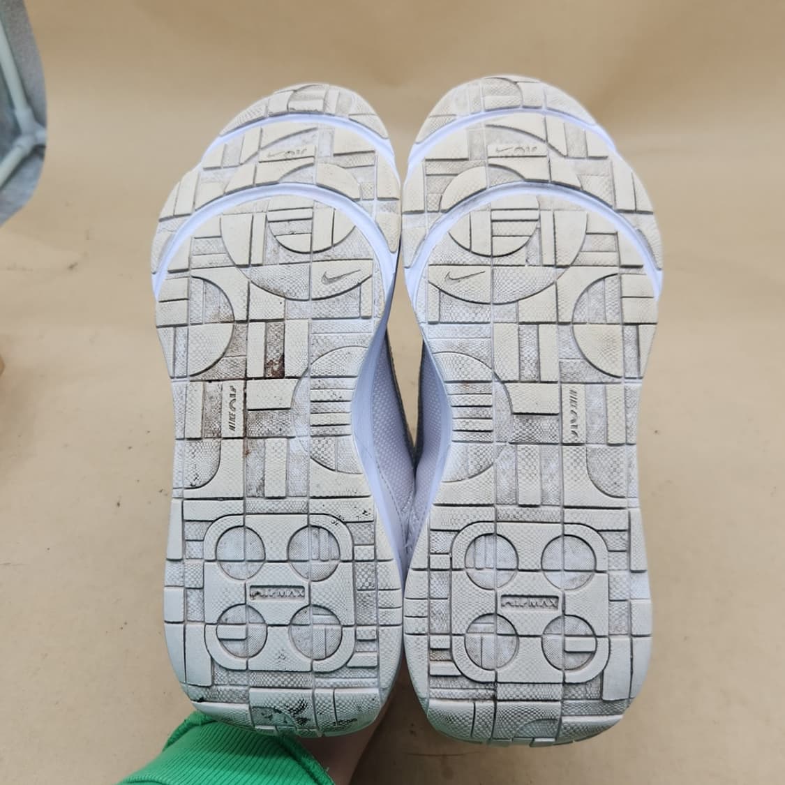 나이키 에어맥스 인터락 여성운동화240  상품이미지3