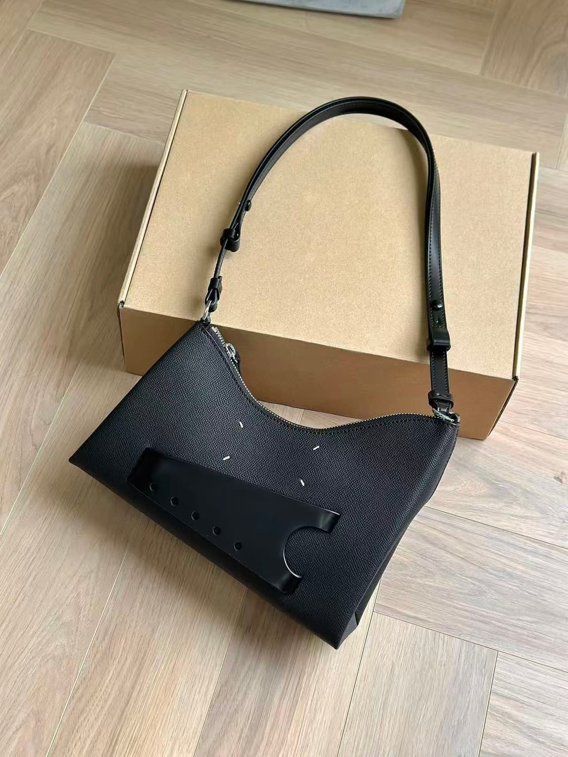 MM6 메종 마르지엘라 새틴 핸드백 블랙 상품이미지8