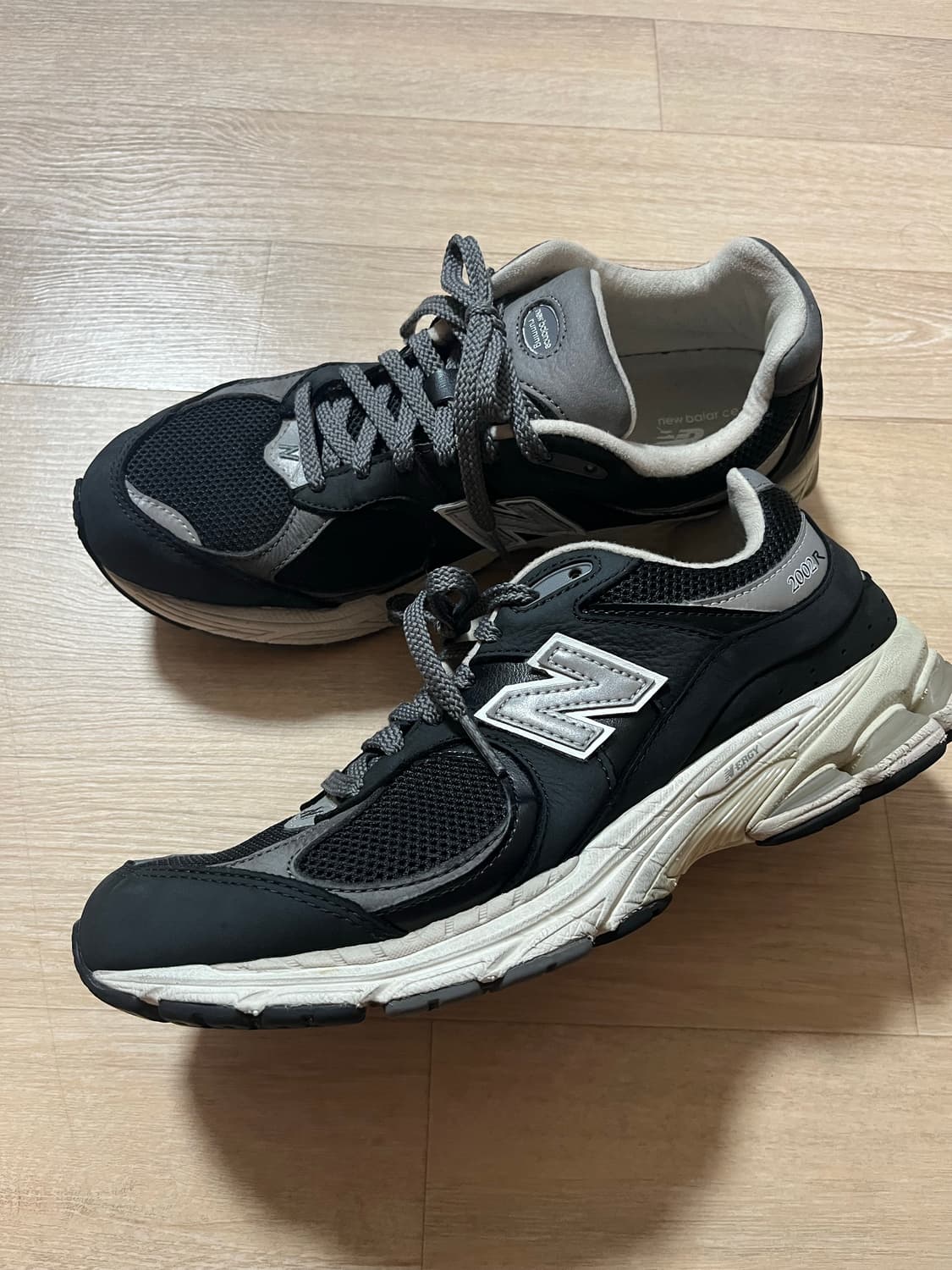 뉴발란스 2002r 프리미엄 빈티지블랙 상품이미지1