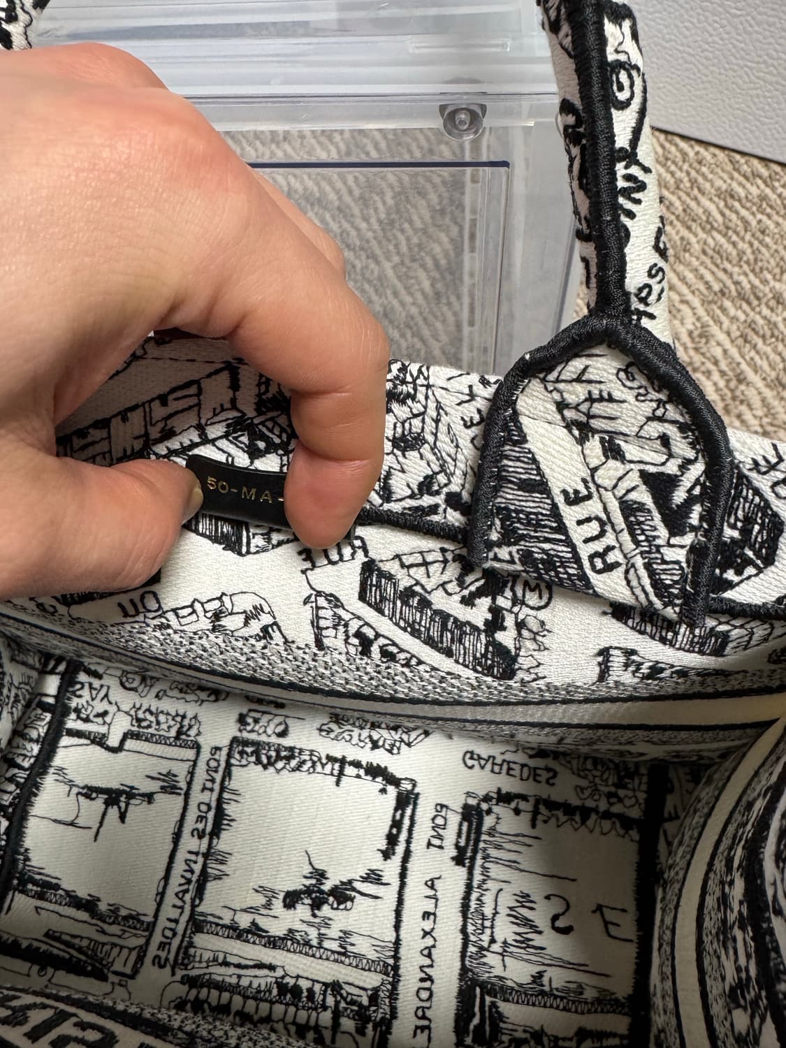 디올 스몰 북 토트백 플랜 드 파리 자수 화이트 블랙 상품이미지4