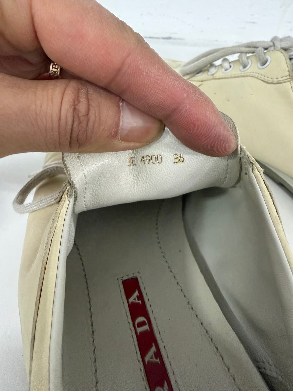 정품) 프라다 여성 아이보리 스니커즈 36 상품이미지9