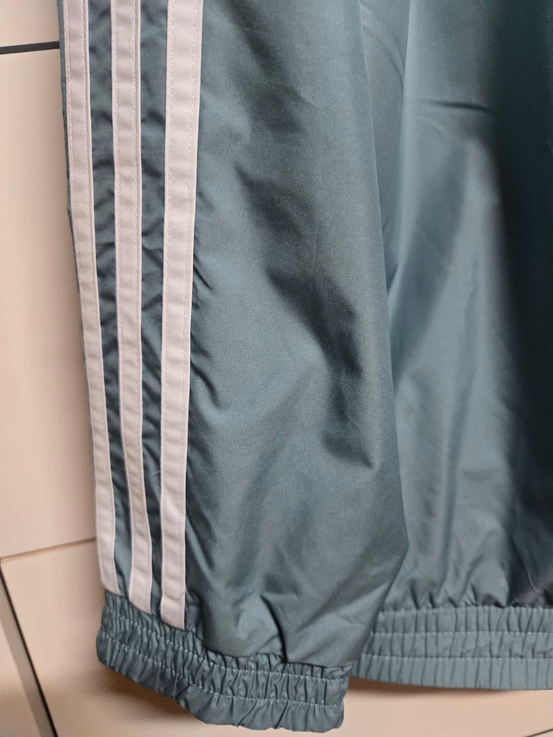 아디다스 그라데이션 불꽃 바람막이 점퍼 상품이미지3