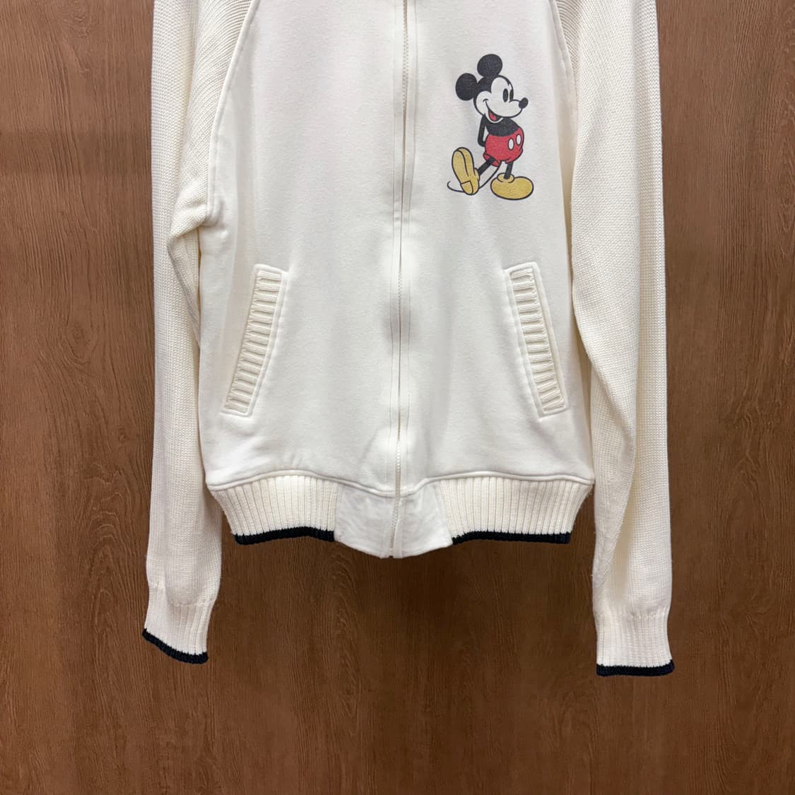 디즈니 니트 집업 캐릭터 프린팅 배색 카라 사선 포켓 디테일 화이트 상품이미지5