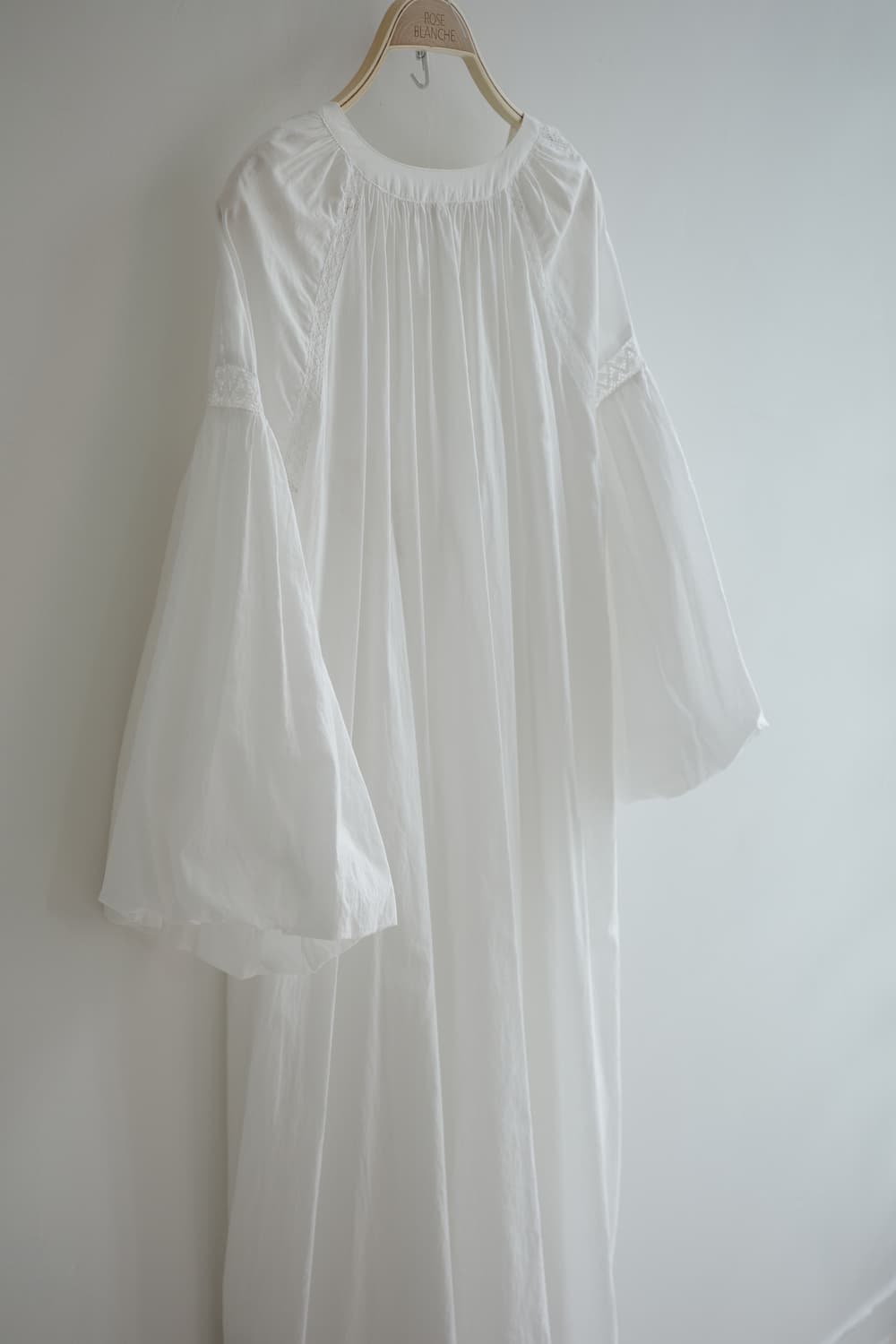 adapt 
• 화이트 퍼프 소매 샤링 코튼 롱원피스 상품이미지8