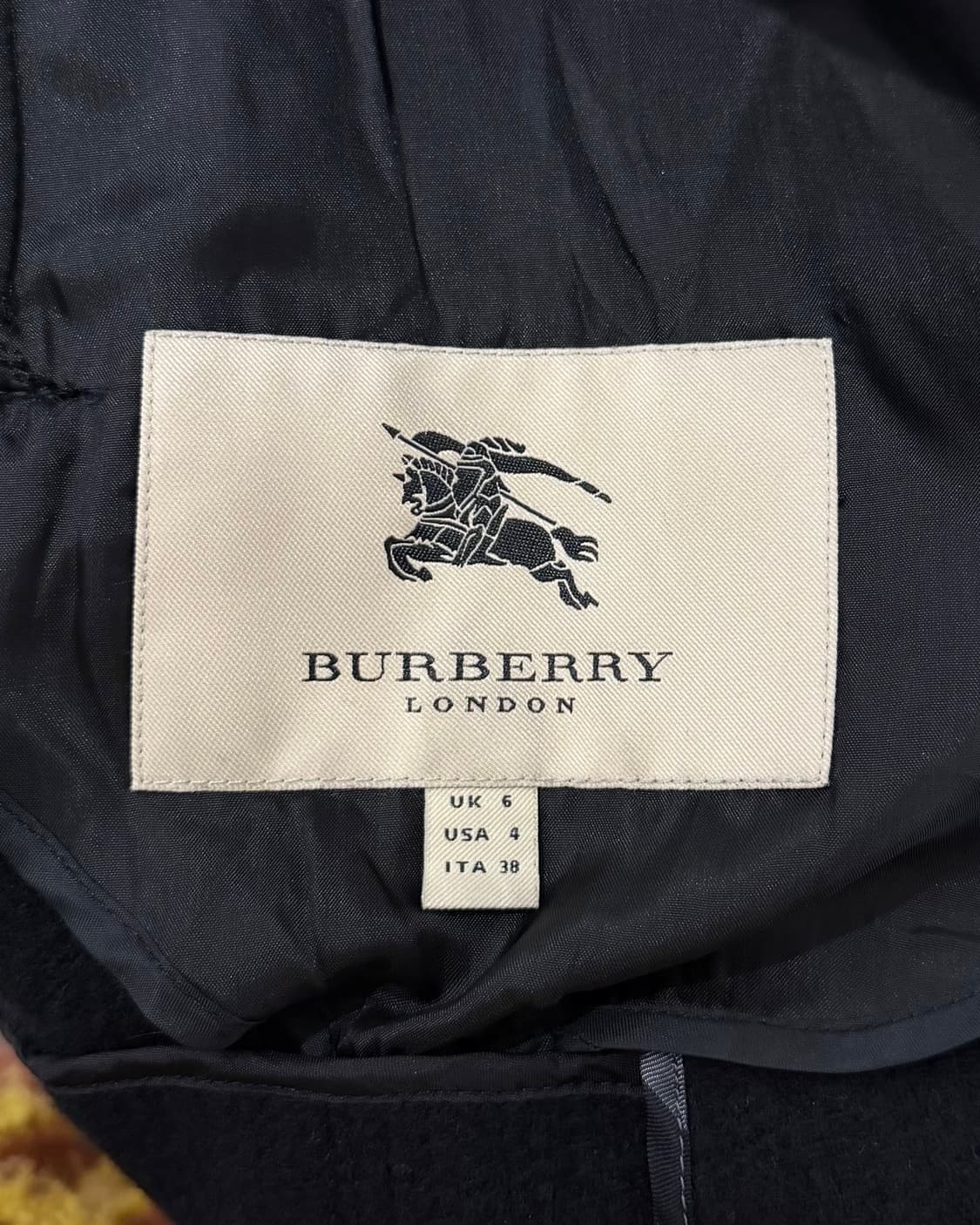 버버리 블랙 투버튼 반팔 벨티드 코트 상품이미지7