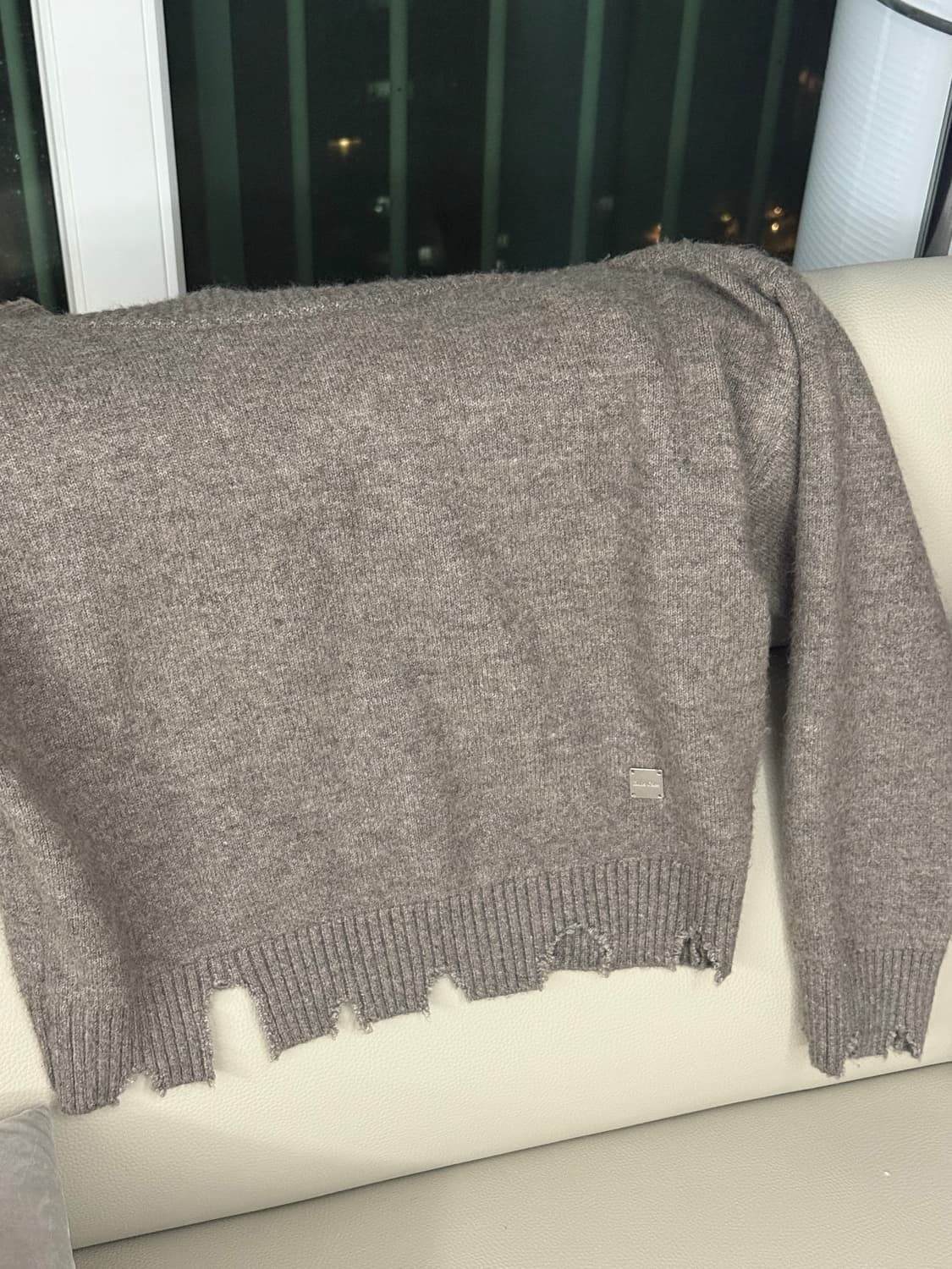 락케이크 오프숄더 데미지 니트 상품이미지4