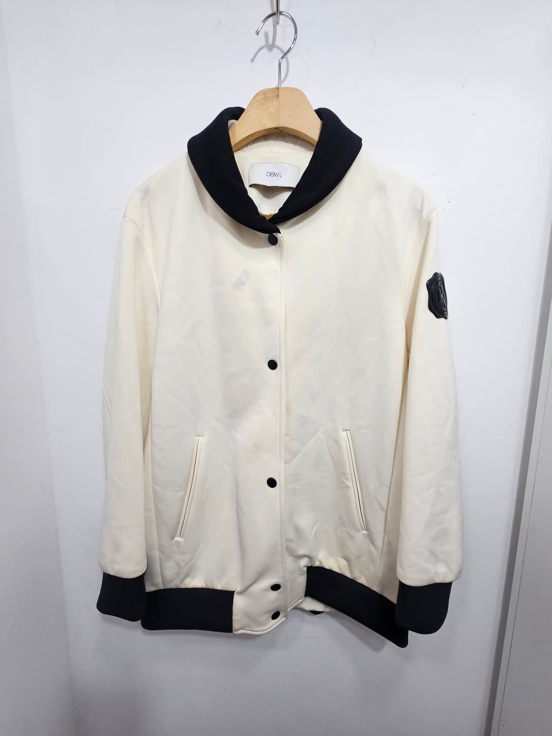 듀엘(DEWL) 아이보리 네오프렌 바시티 봄버 자켓  상품이미지1