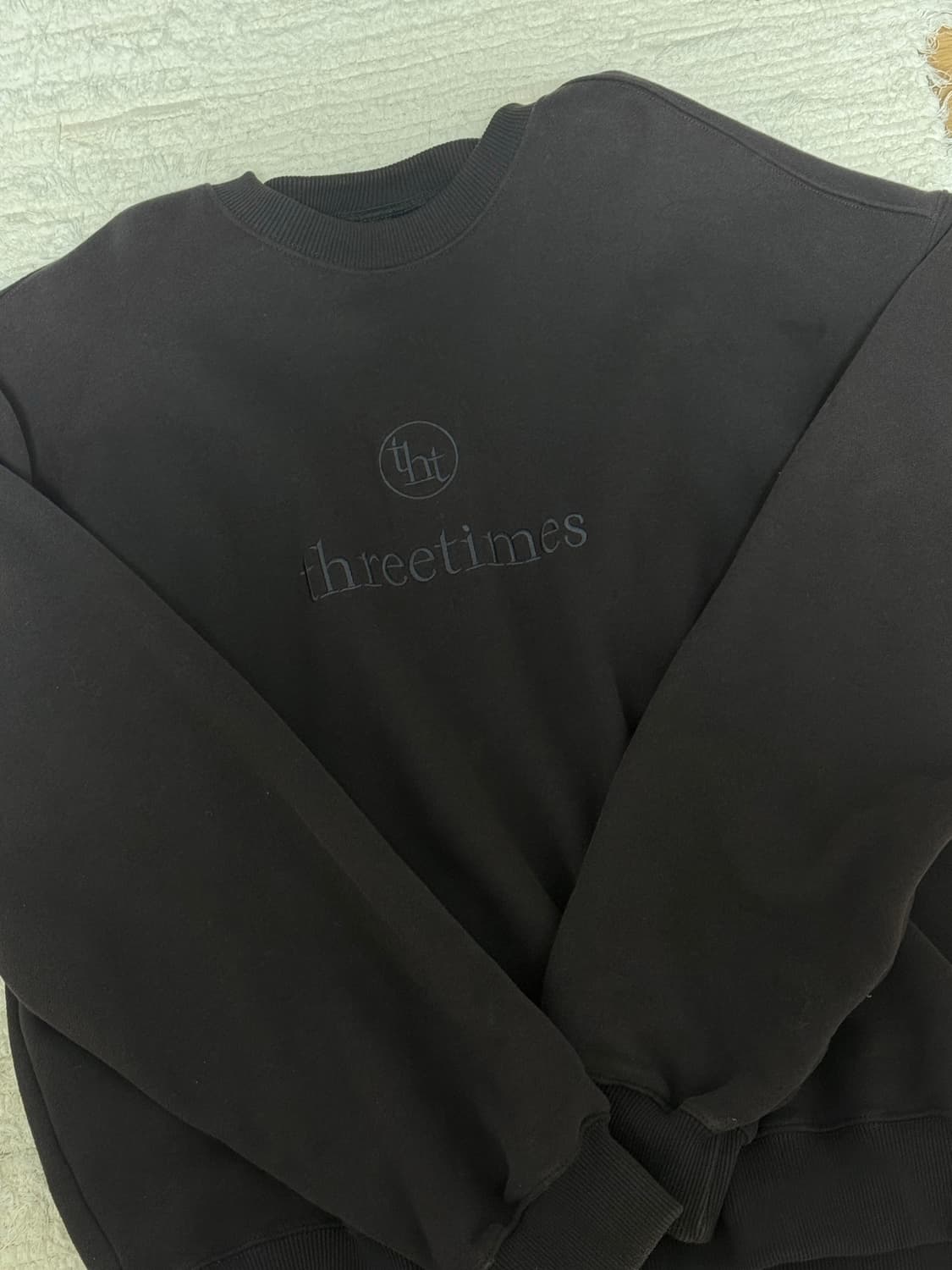 쓰리타임즈 시그니쳐 로고 맨투맨 차콜 threetimes 상품이미지1