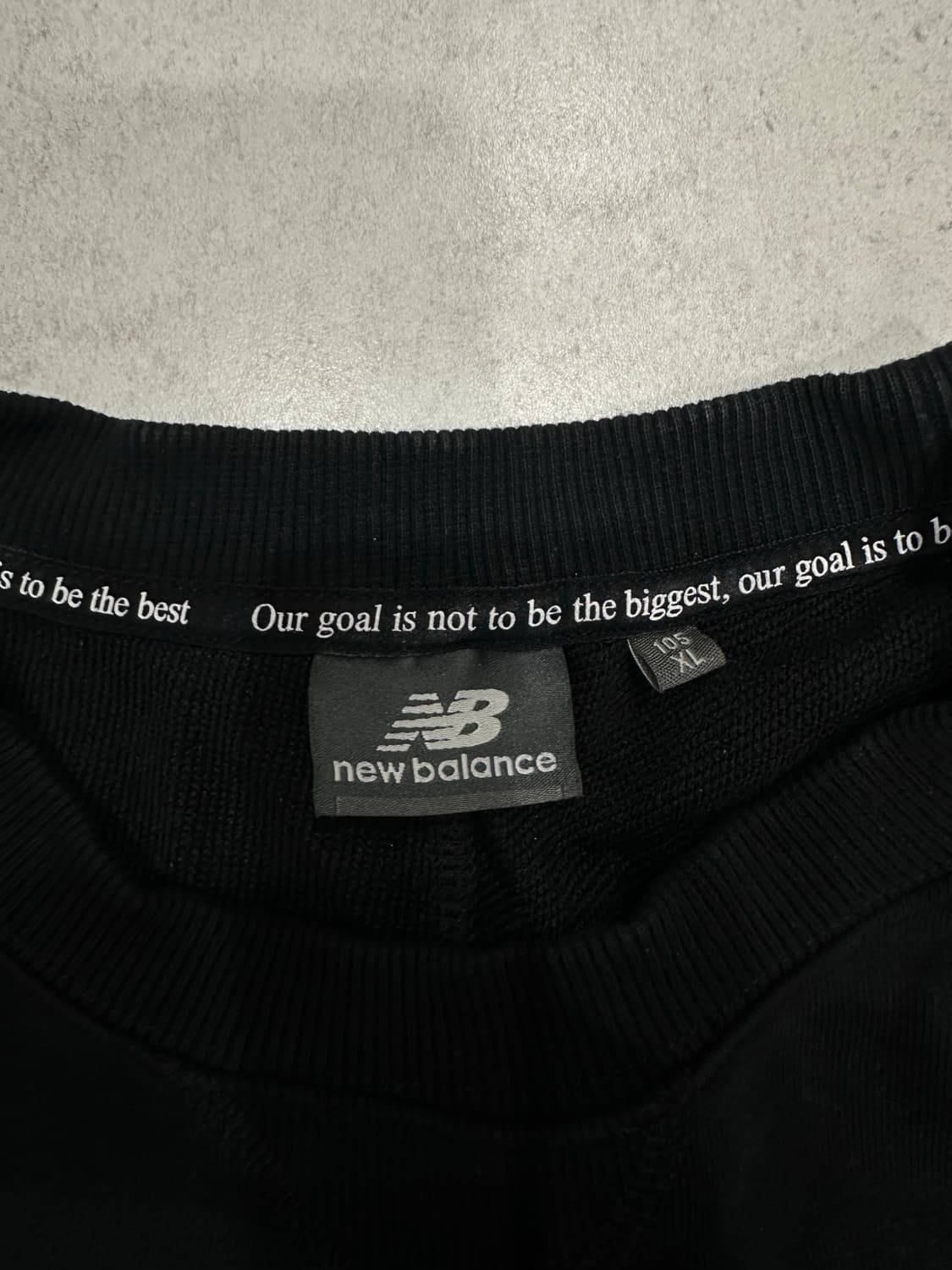 뉴발란스 팀스택드 블랙 맨투맨 상품이미지2