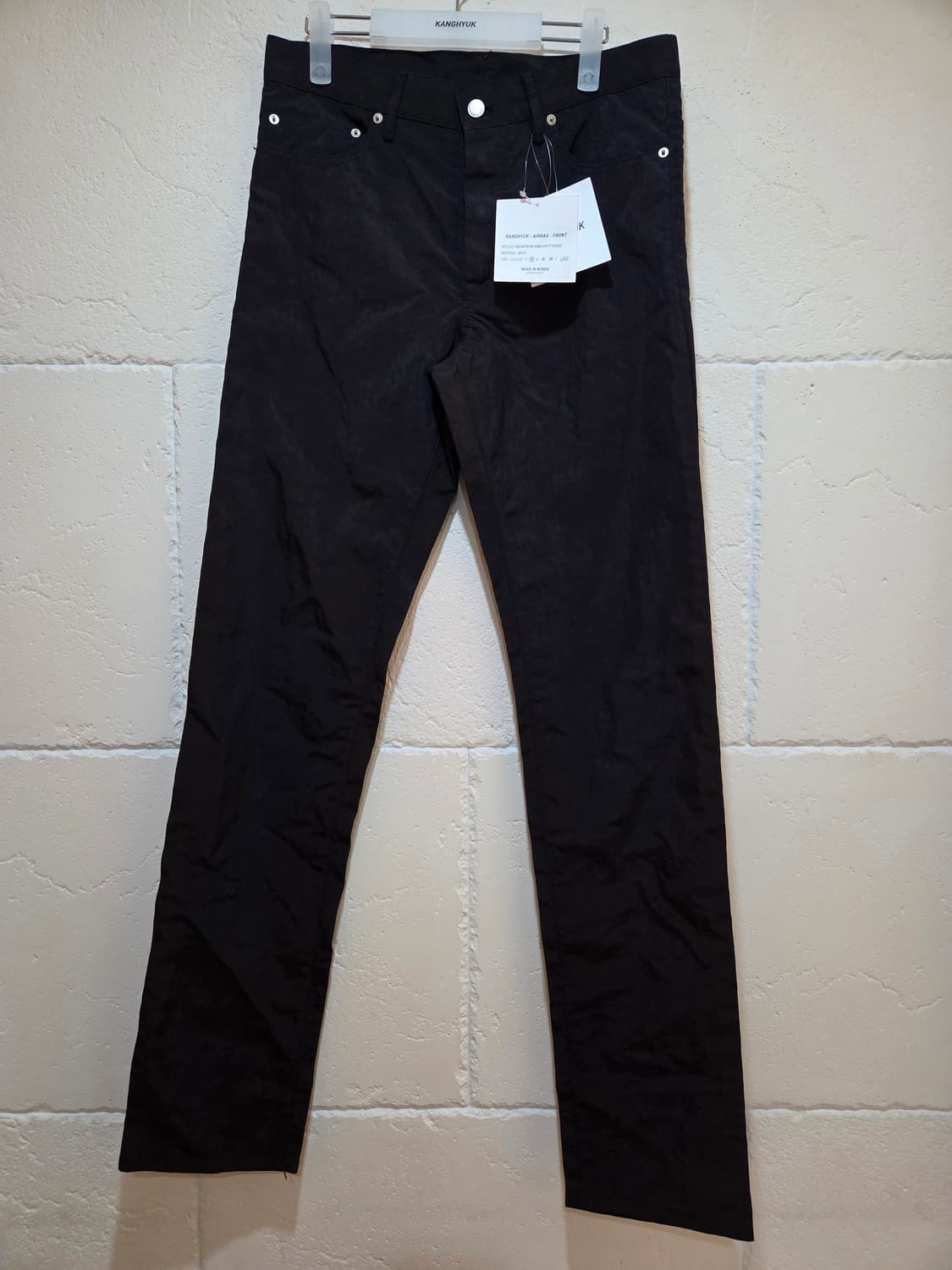 강혁 에어백 트라우저 블랙 레드프린트 새상품 상품이미지1