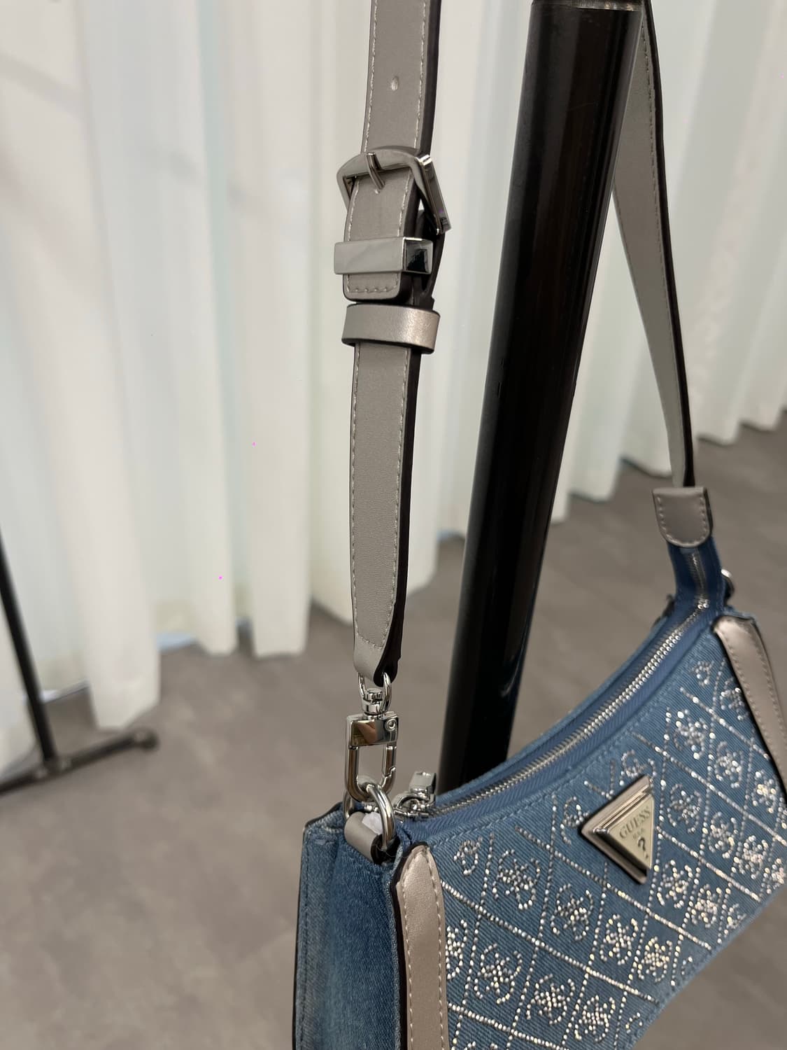 Guess Cubic Shoulder Bag 상품이미지4