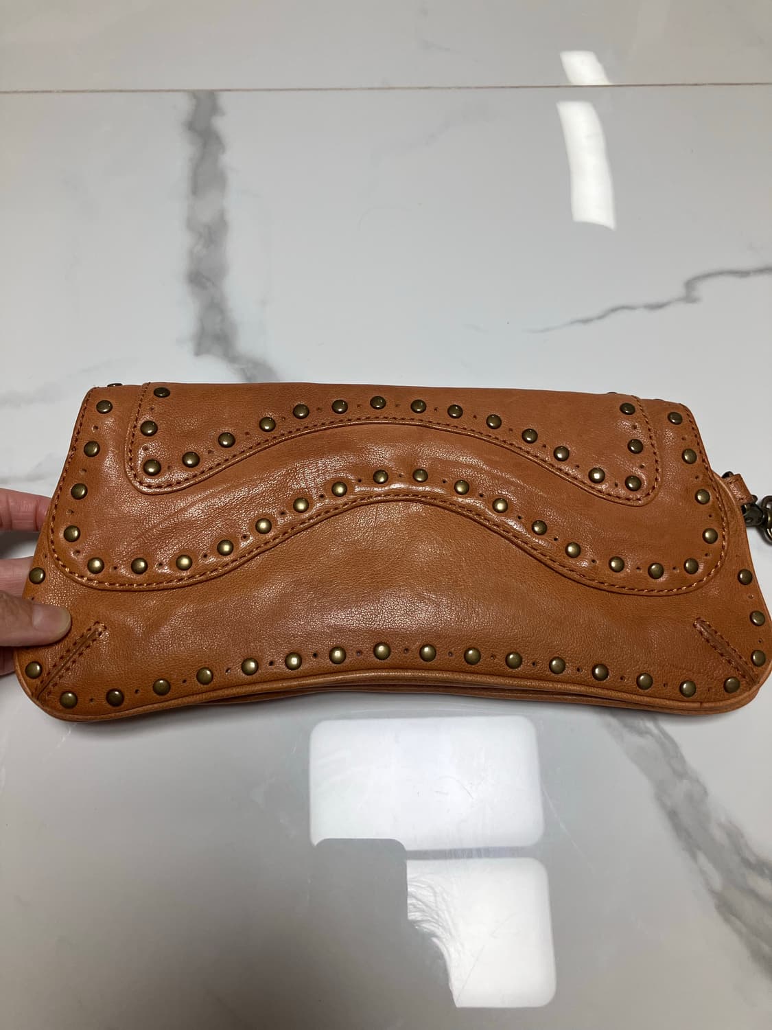 KOOBA 스터드 가죽 클러치 브라운 상품이미지2