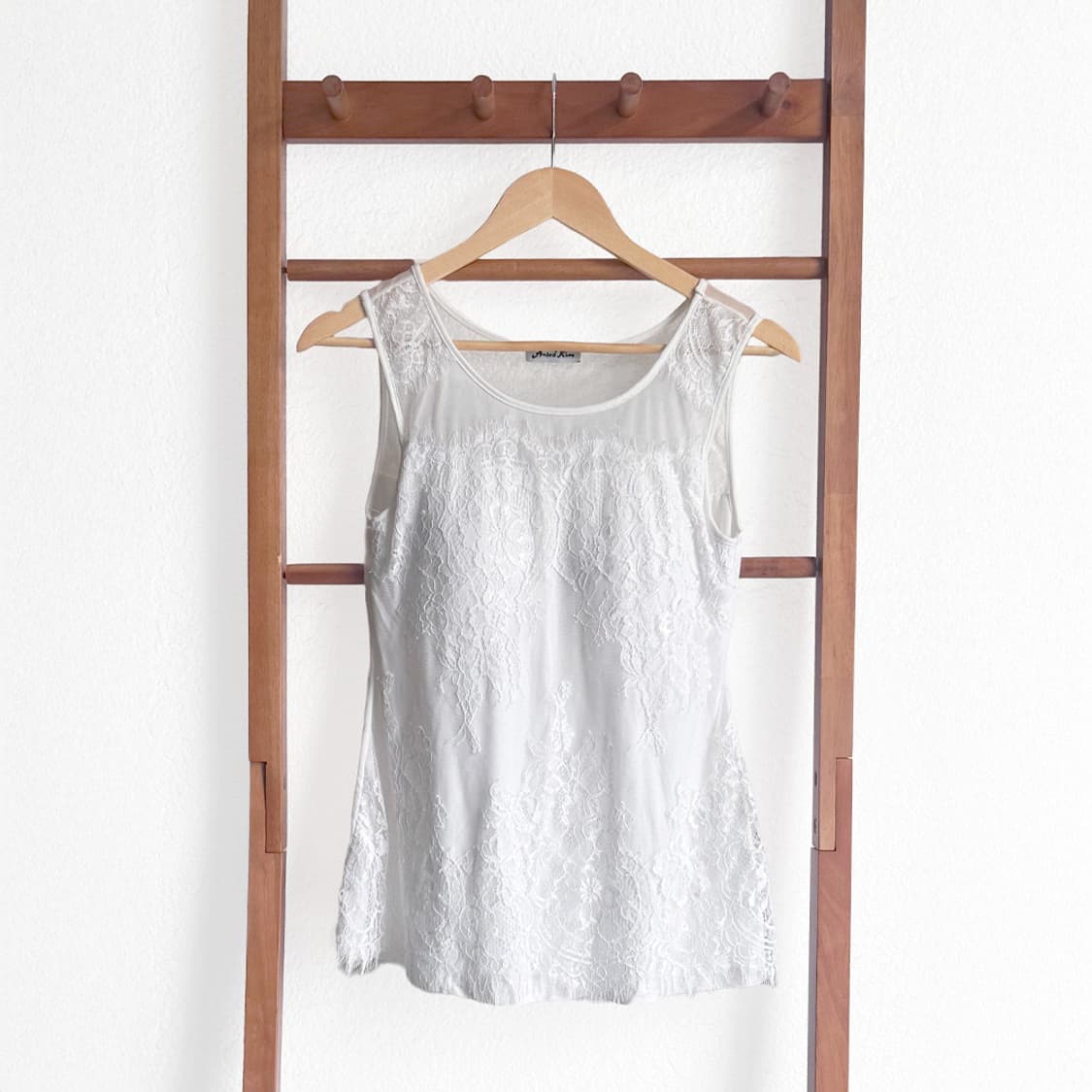 [ANDRÉ KIM] 레이스 시스루 슬리브리스 탑 상품이미지1