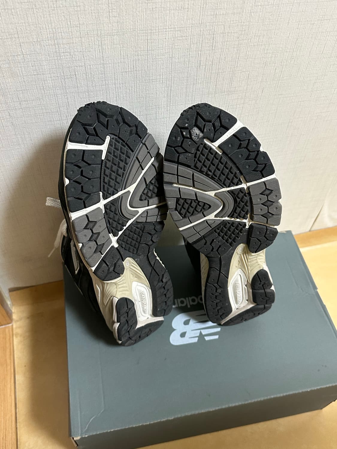 뉴발란스 2002R 프리미엄 빈티지 블랙 275 상품이미지4