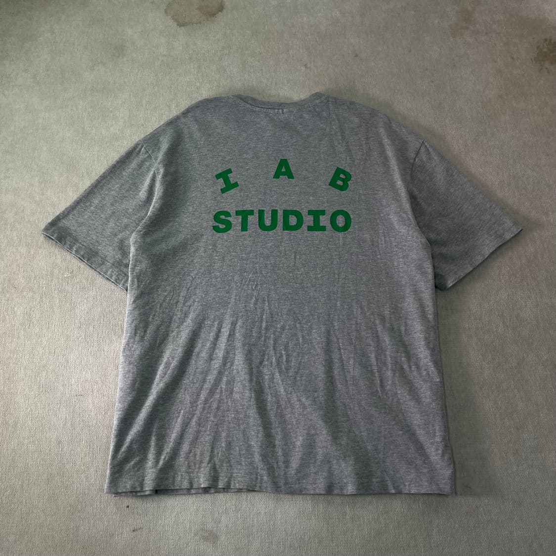 110 아이앱스튜디오 22FW 그레이 그린 반팔 티셔츠 상품이미지1