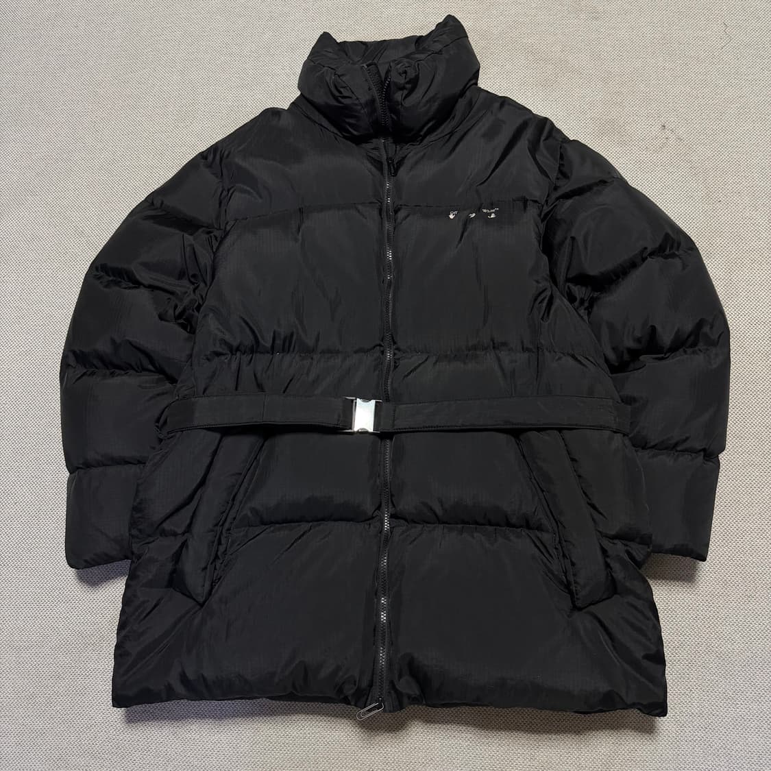 오프화이트 벨티드 세미오버 패딩 점퍼 상품이미지1