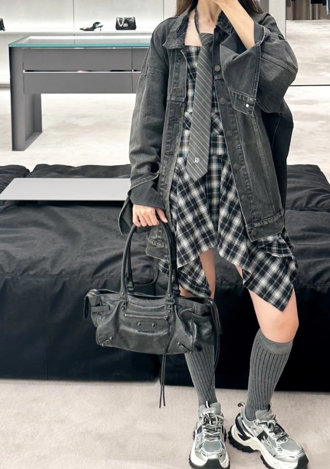 발렌시아가 르시티백 이스트 웨스트 블랙 상품이미지5