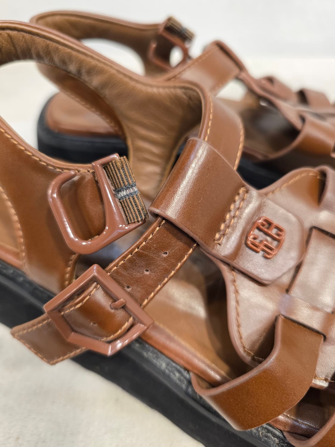 슈콤마보니 피셔맨 브라운 스트랩 플랫폼 샌들 250 상품이미지6