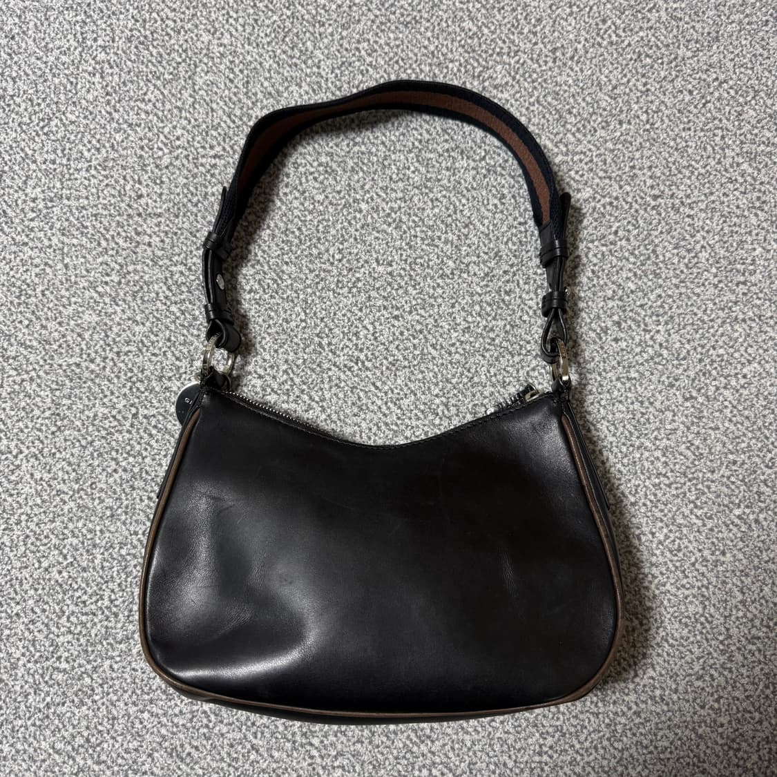 지방시 레더 크로스백 상품이미지8