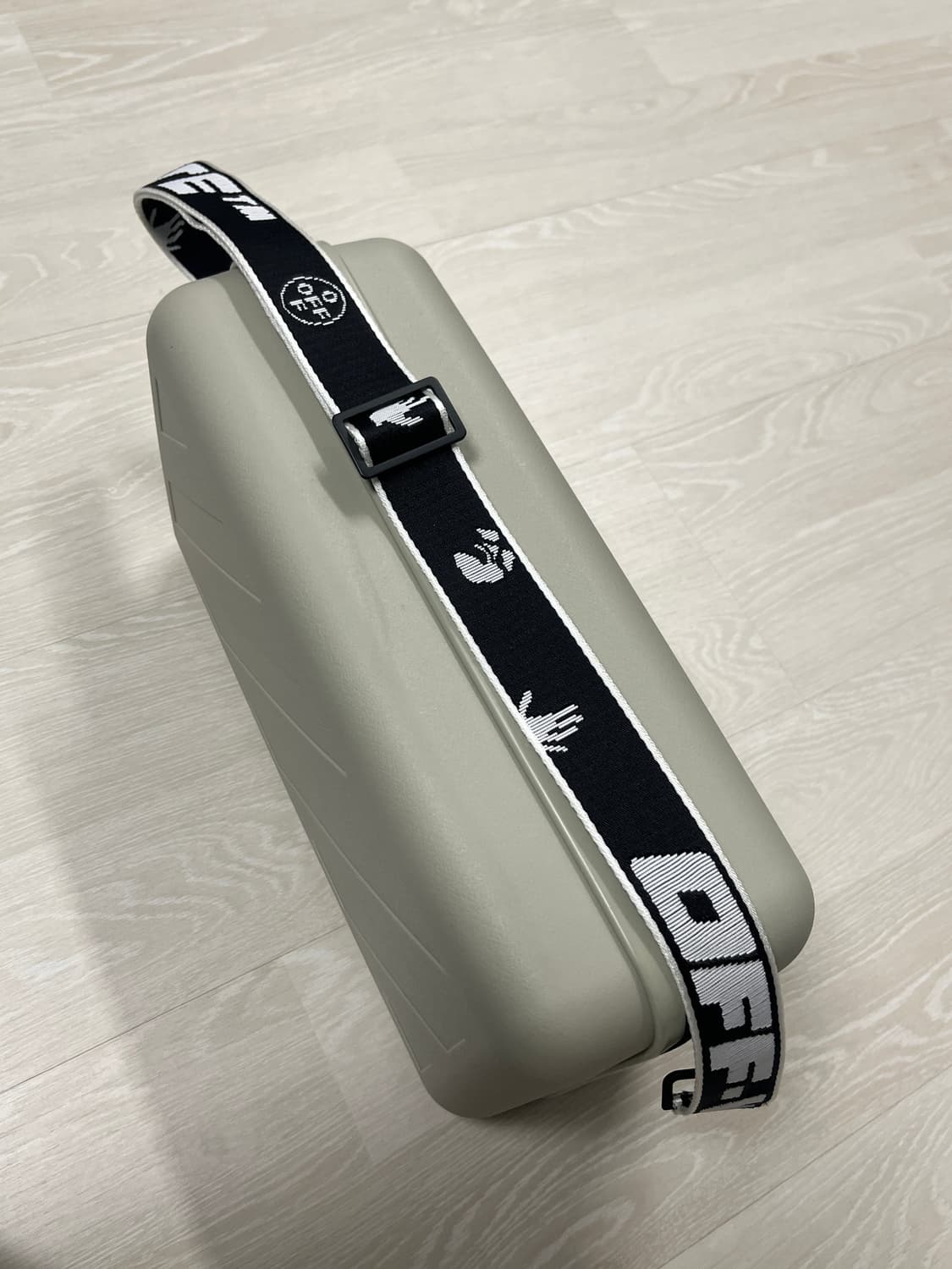 오프화이트x아모레퍼시픽 하드케이스 가방 상품이미지5