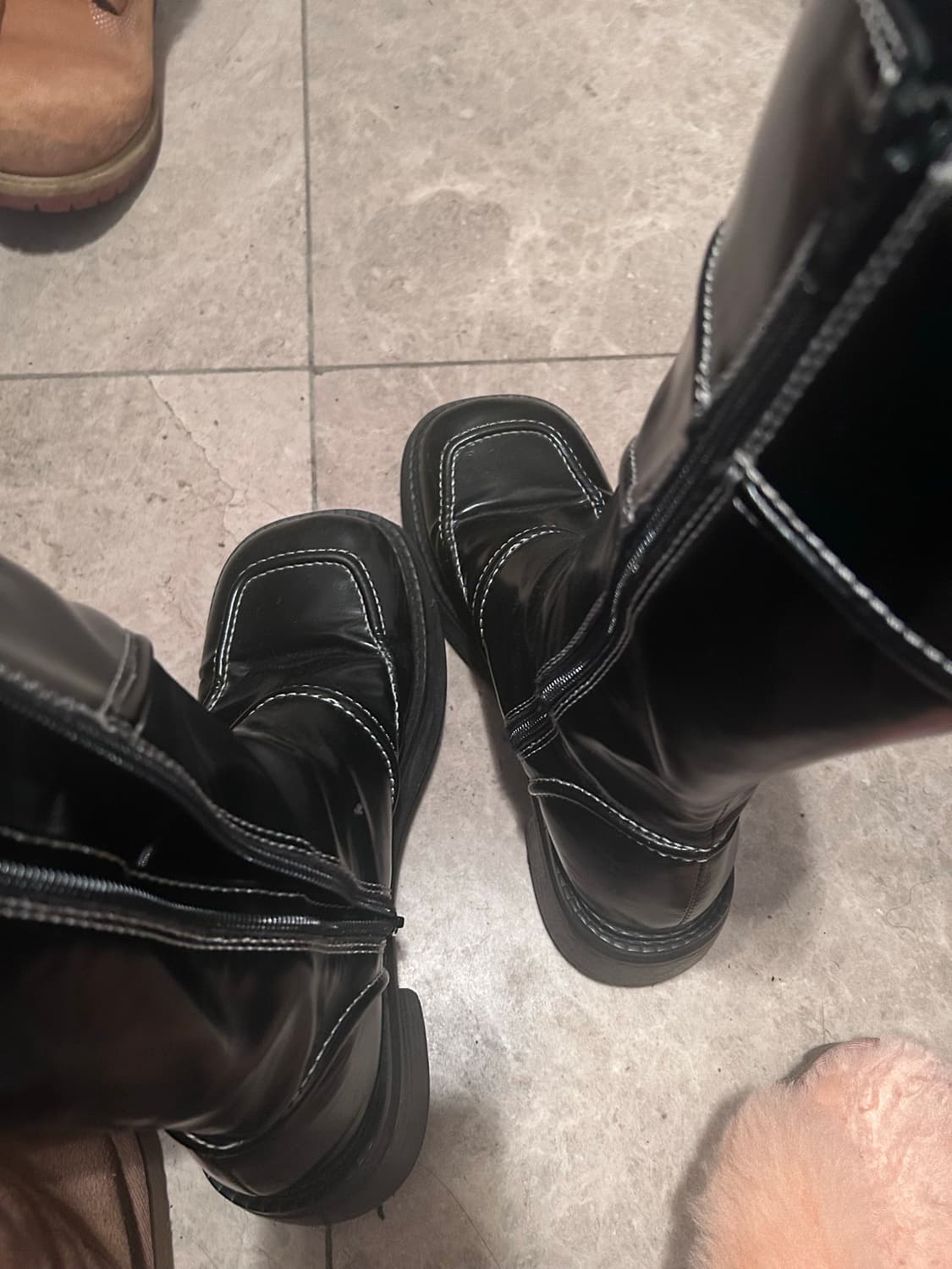 ATT 에이티티 스티치 라인 스퀘어 부츠 블랙 엔믹스 스테이씨 착용 상품이미지8