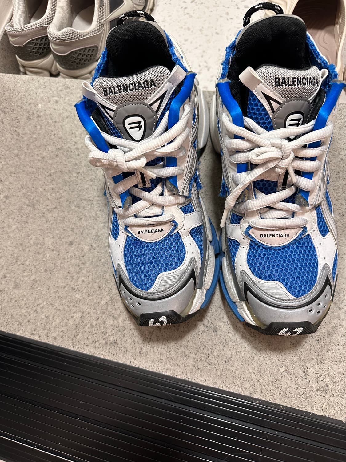 발렌시아가 뉴러너 블루 42사이즈 판매 상품이미지1