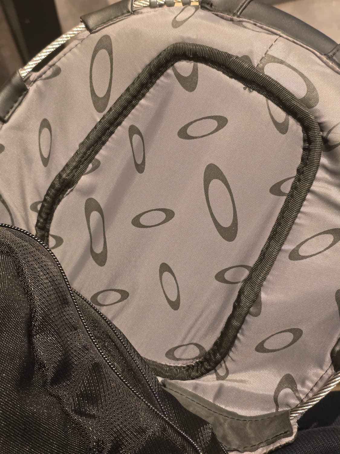 Oakley 오클리 키친 싱크 백팩 실버 블랙 상품이미지8