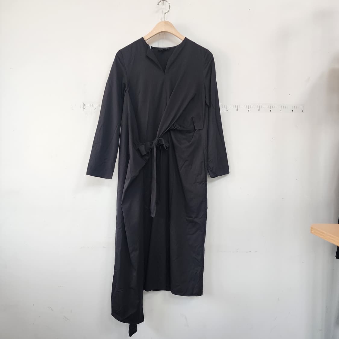 코스 블랙 매듭 롱 원피스 상품이미지1