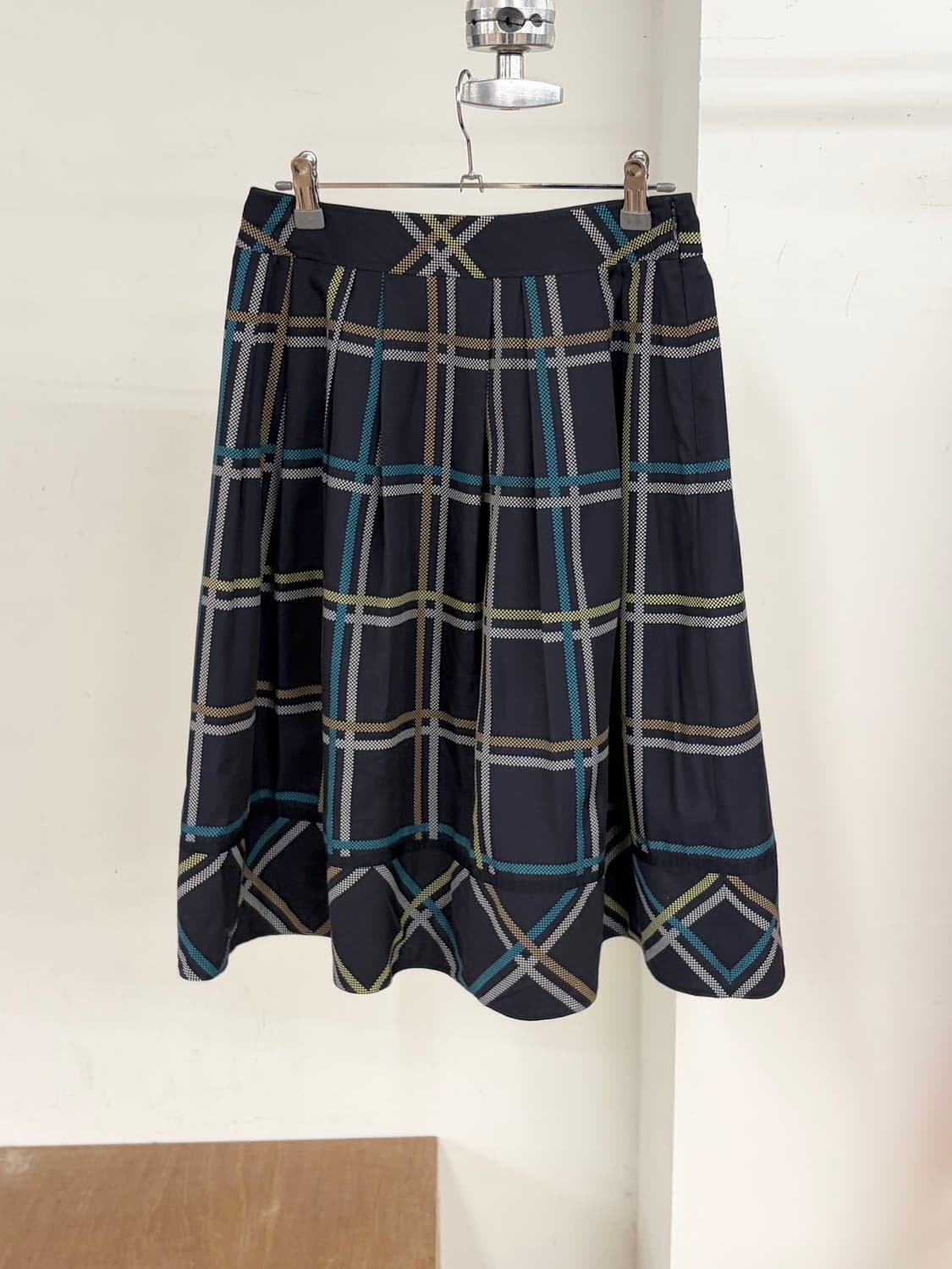 꾸레쥬 네이비 체크 패턴 플리츠 미디 스커트  상품이미지1