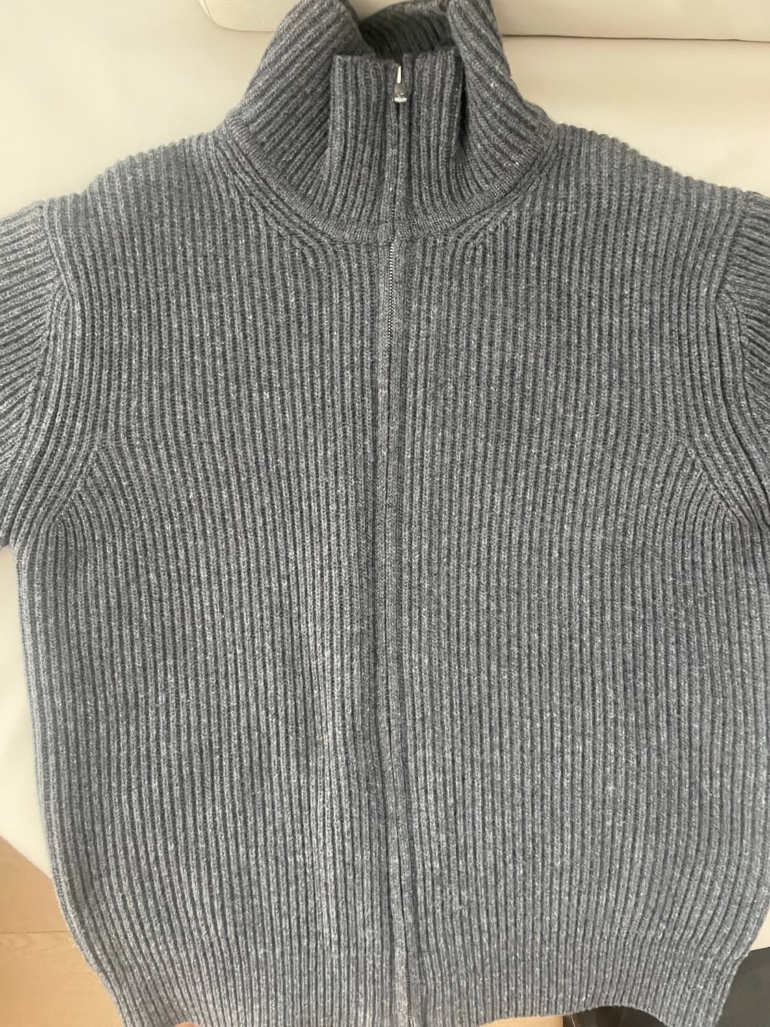 인더로우 풀집업 니트 판매합니다 상품이미지2