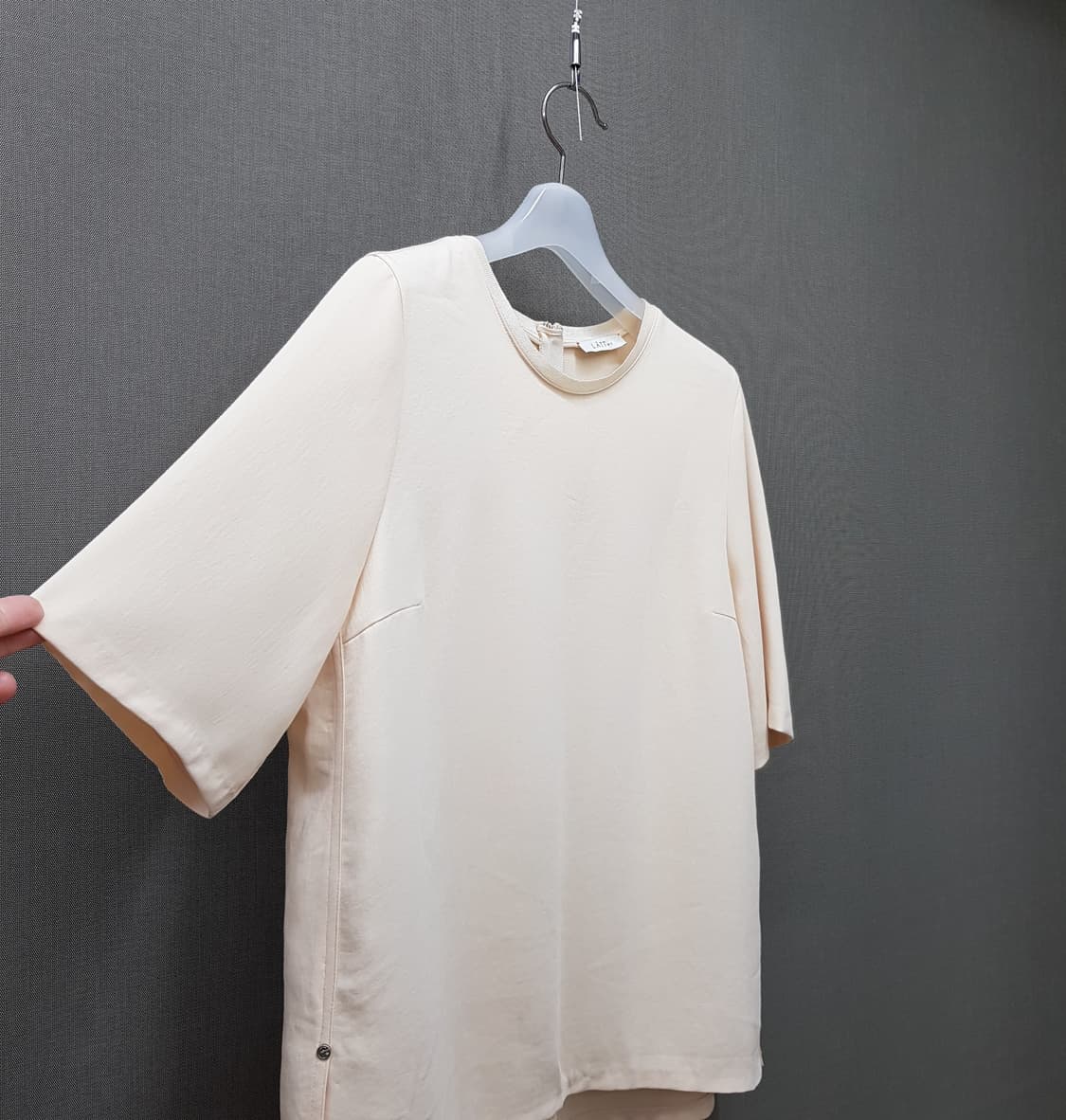 한섬 래트바이티 라운드넥 하프슬리브 블라우스 82-94-160사이즈 상품이미지3