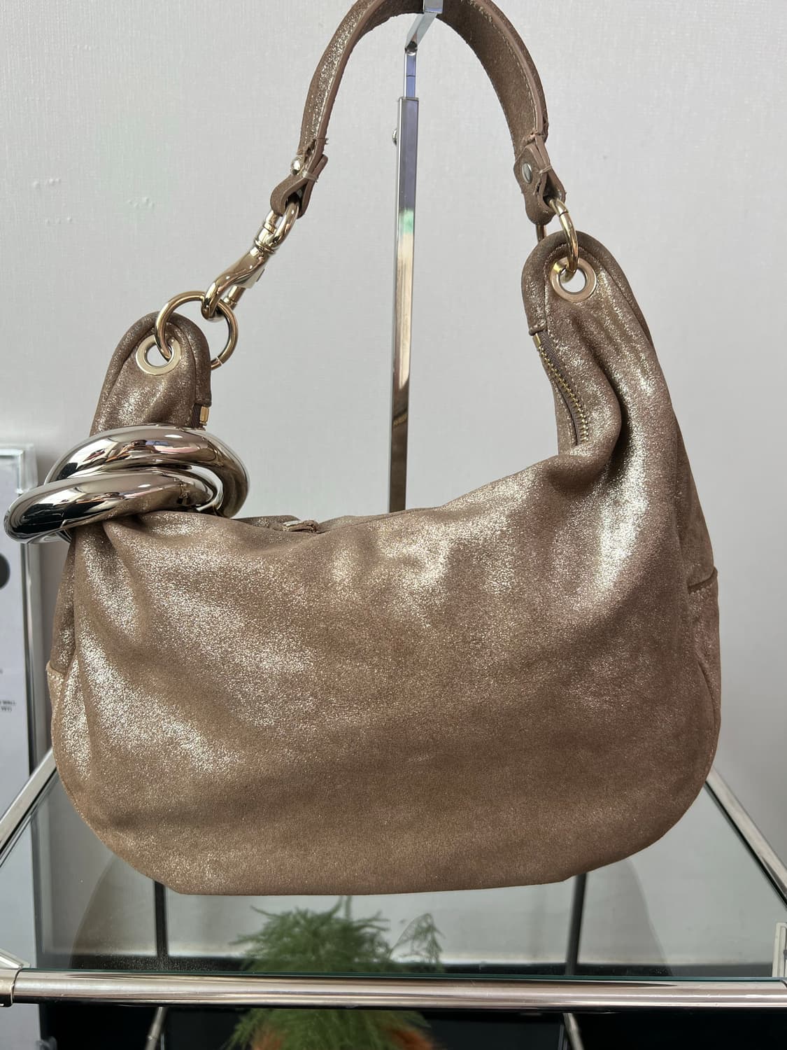 지미추 메탈릭 베이지 스웨이드 솔라 호보백 상품이미지5