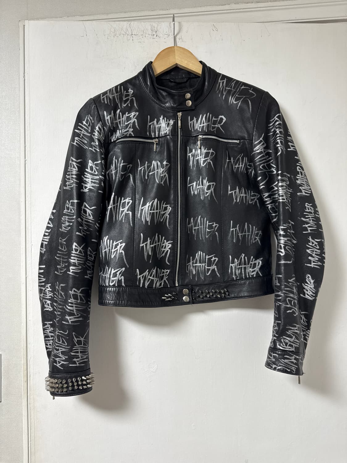 knall3r  로고 낙서 메탈스터드 락스피릿 크롭  레더 자켓 상품이미지3