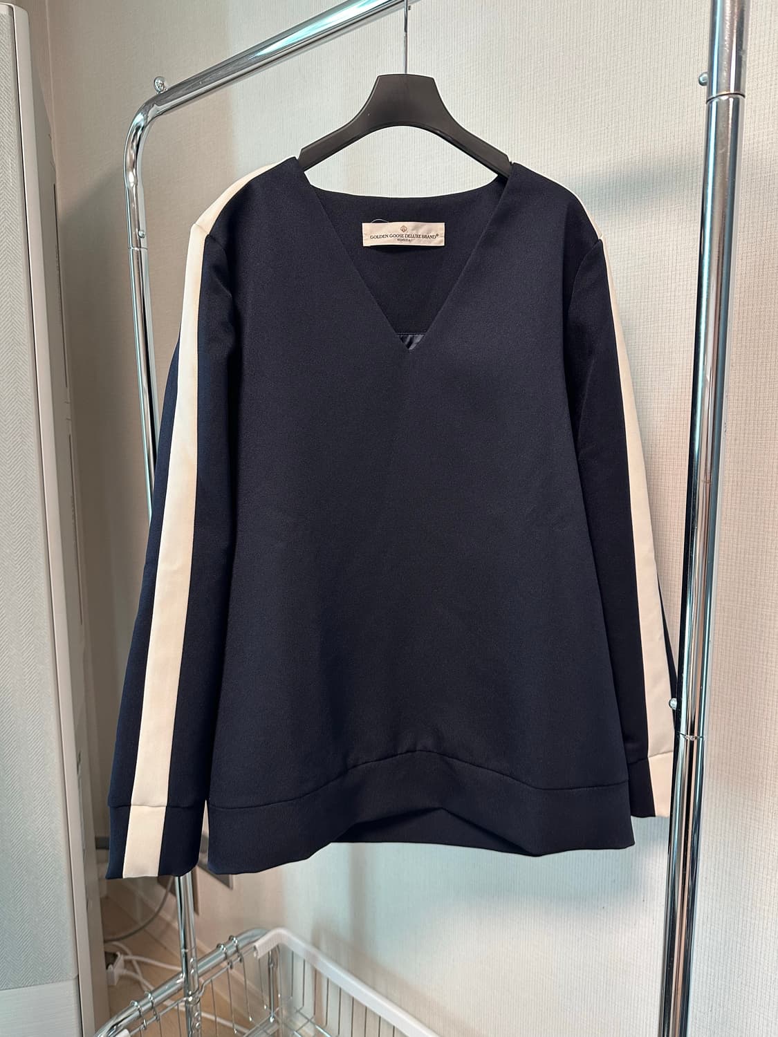 골든구스 네이비 배색 브이넥 맨투맨 S 상품이미지1