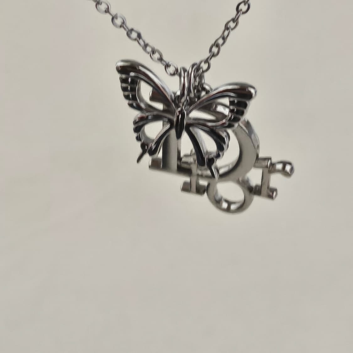 디올 오블리크 버터플라이 빈티지 업사이클링 목걸이 상품이미지1