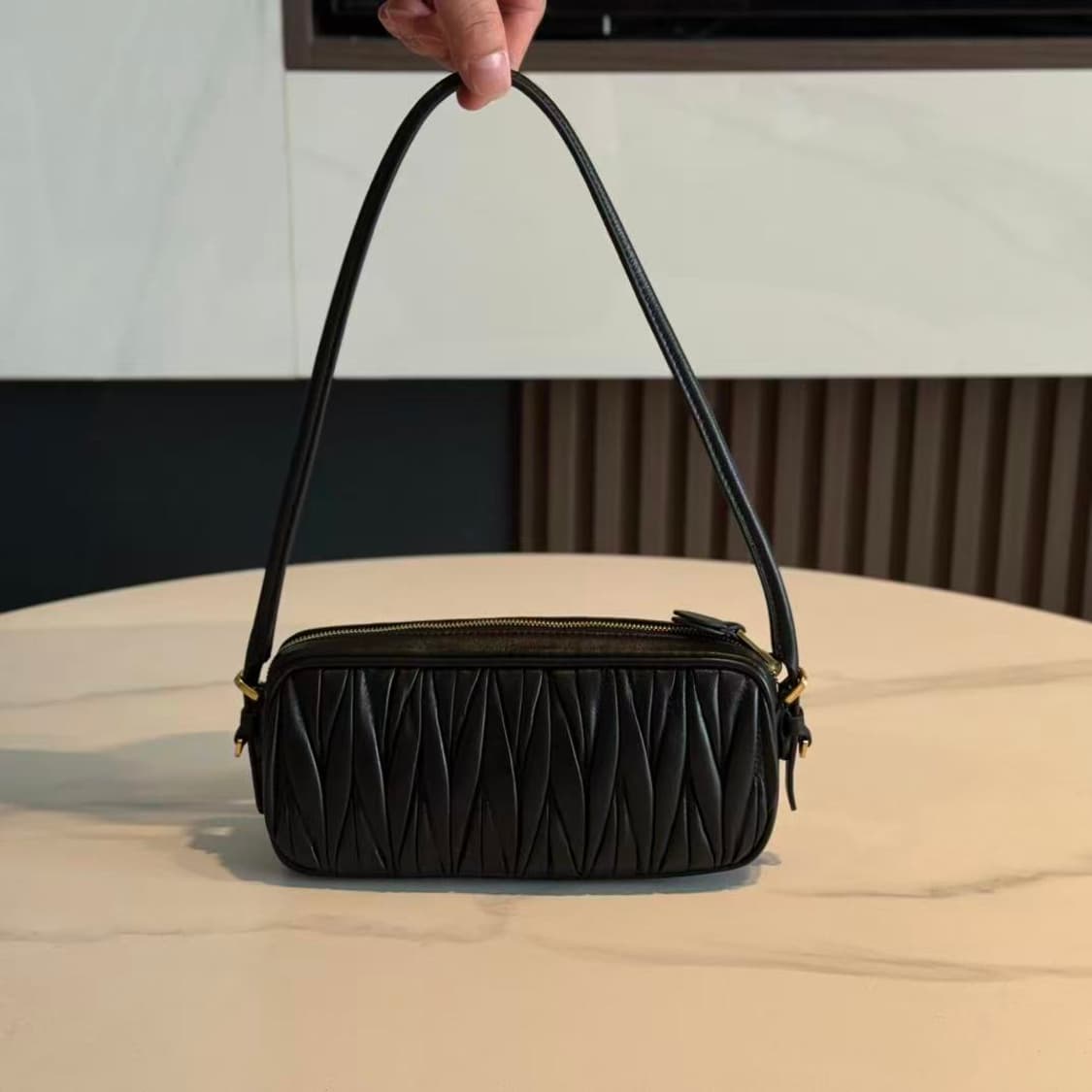 미우 미우 마테라쎄 나파 레더 파우치 블랙 5NE024 상품이미지2