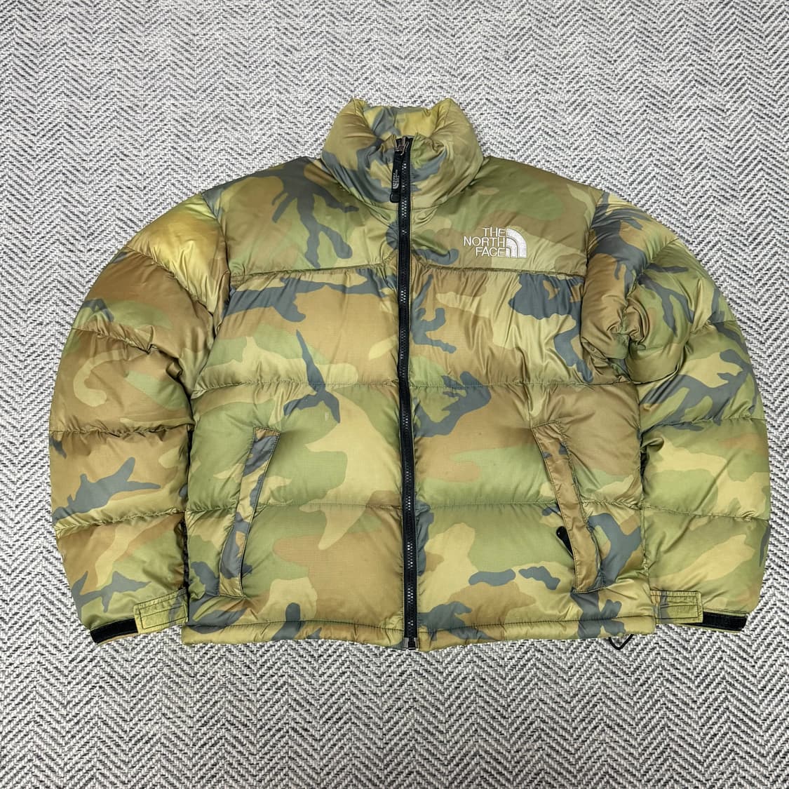 노스페이스 센터로고 카모 700 눕시 패딩 상품이미지2