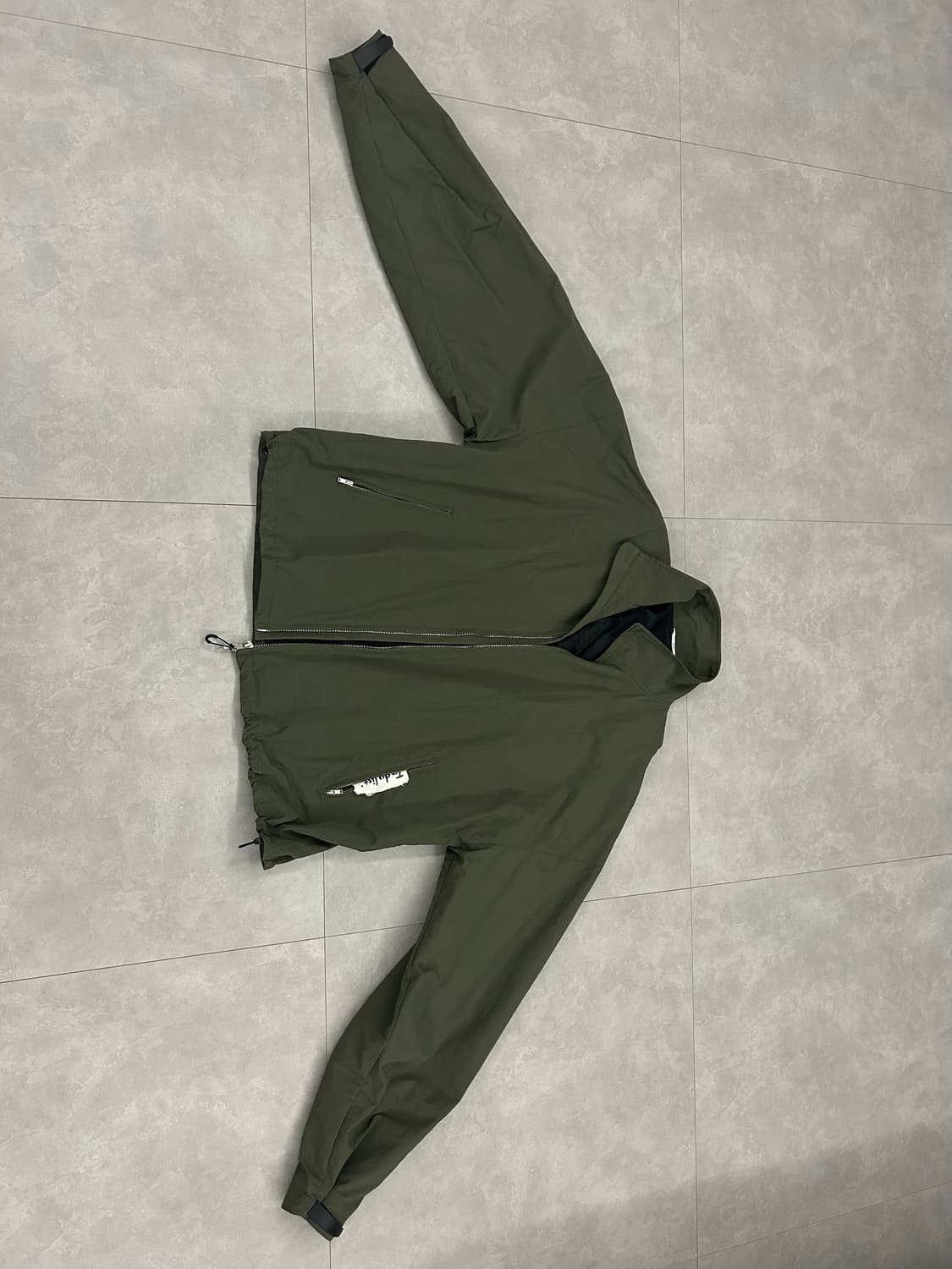 STU 레터링 윈드브레이커 카키 판매합니다 상품이미지6