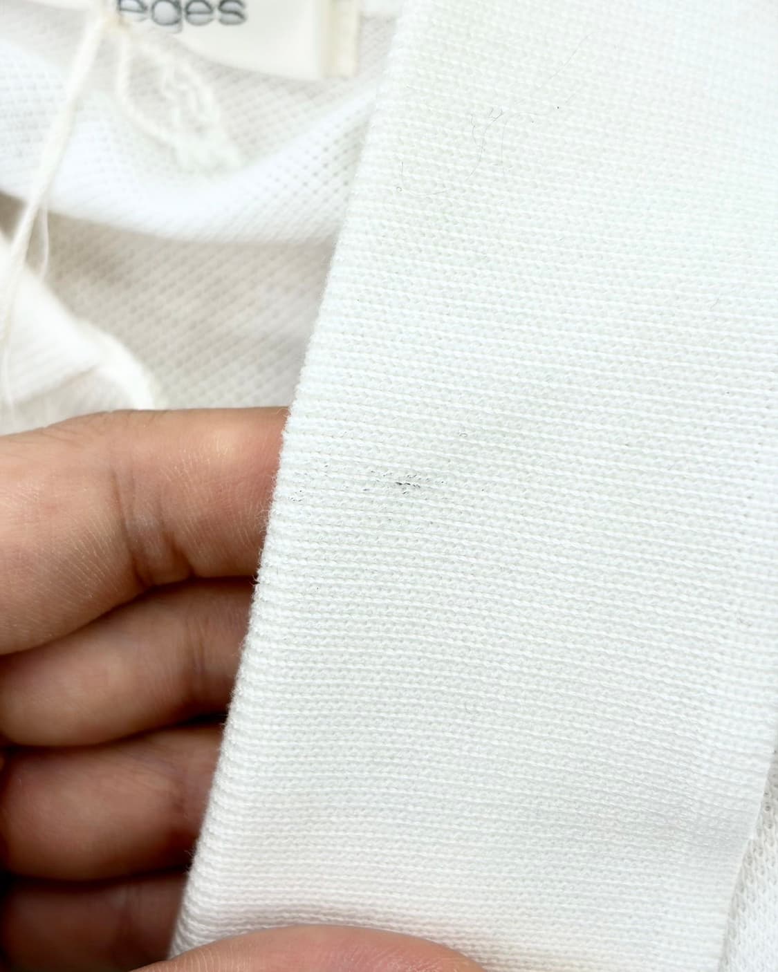 꾸레쥬 화이트 pk 로고 자수 사이드 슬릿 티셔츠  상품이미지7