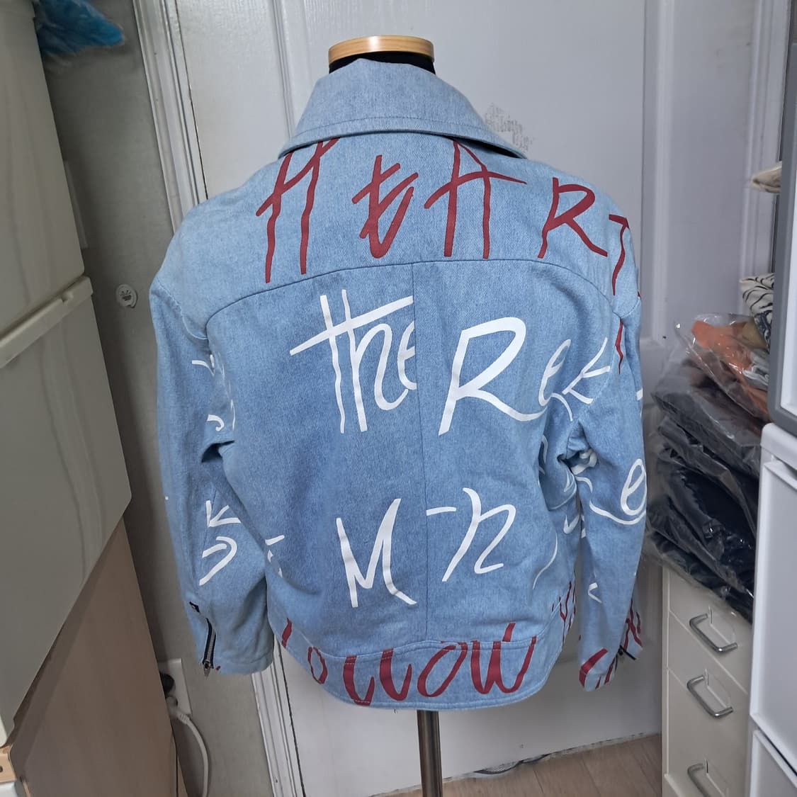 Juicy Judy 쥬시쥬디 그래피티 데님 자켓 XS(44~55) 상품이미지4