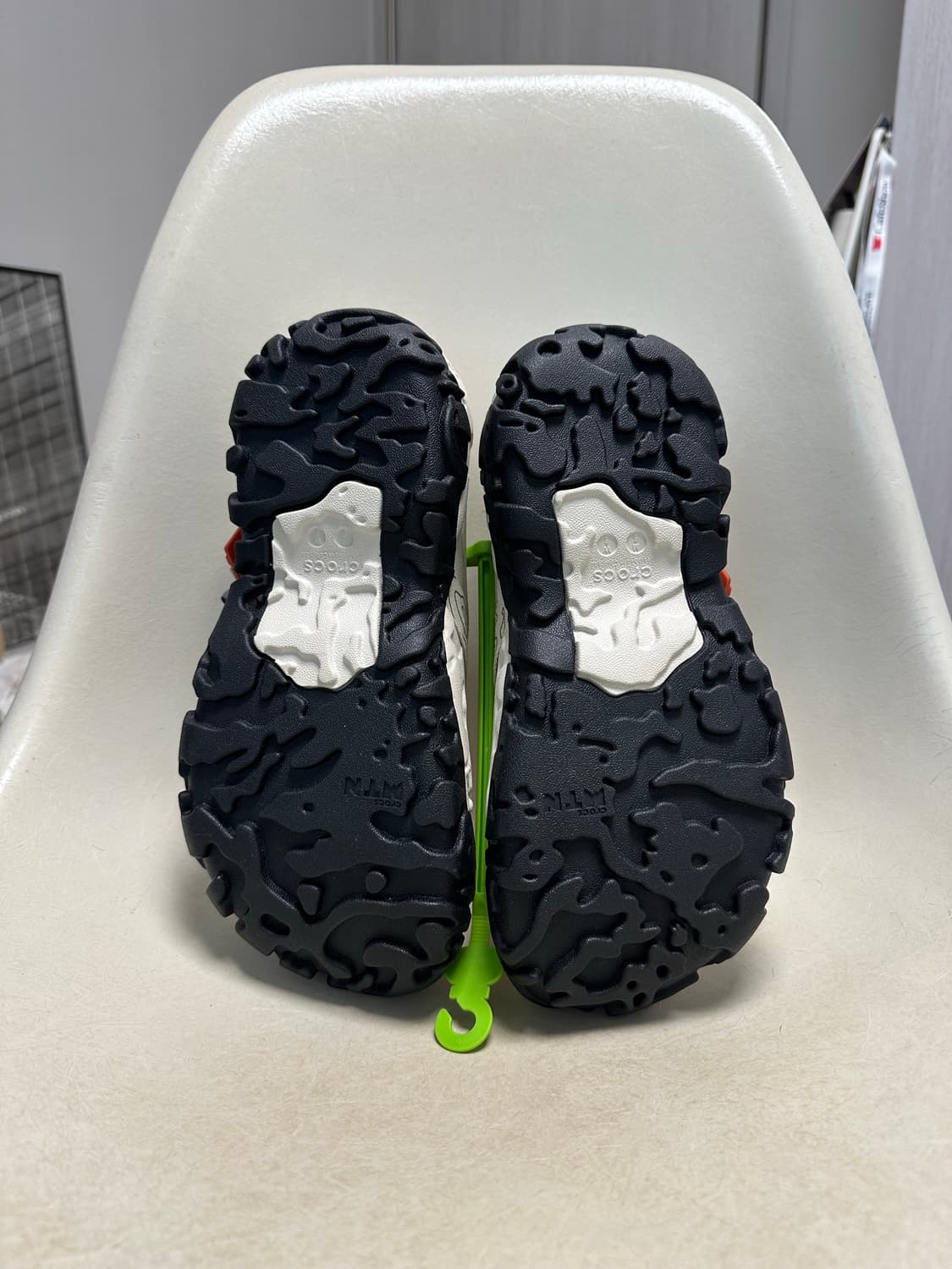 크록스 올 터레인 아틀라스 스투코 블랙 상품이미지2