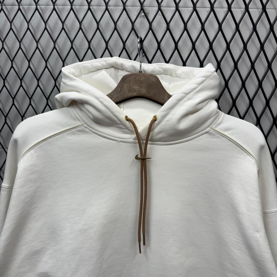 23S/S 나이키 X 자크뮈스 스웻셔츠 후드 넥 로고 디테일 화이트 상품이미지3