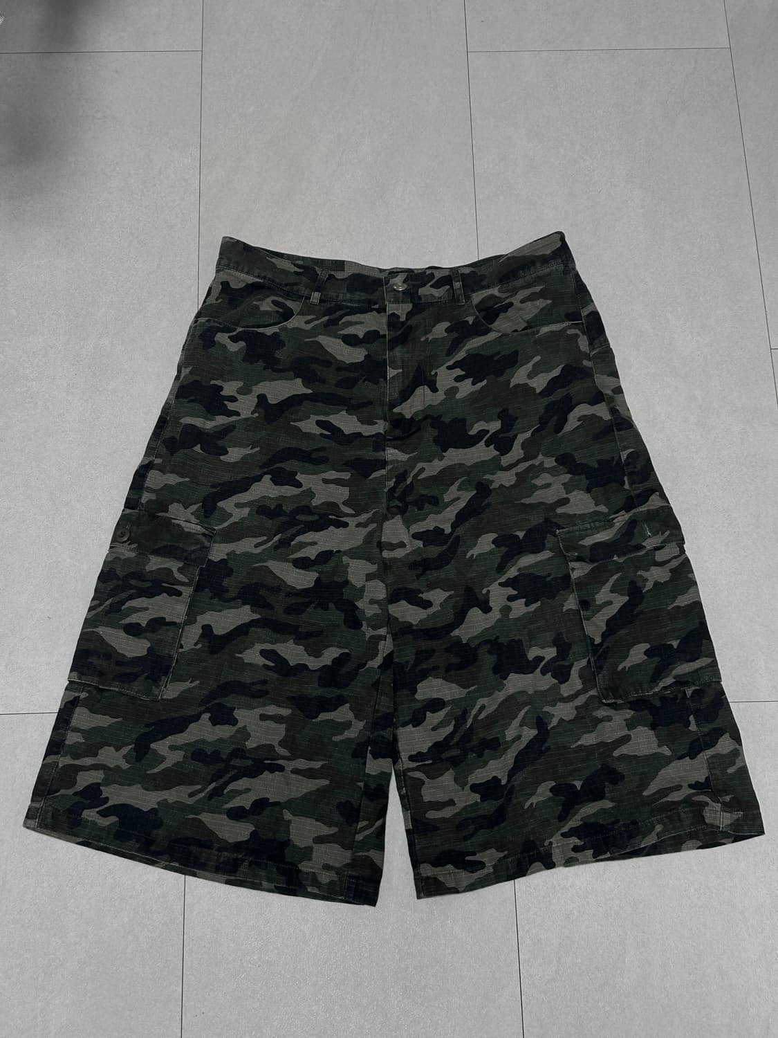 노매뉴얼 립스탁 카모 버뮤다 D.P CARGO BERMUDA PANTS 상품이미지4