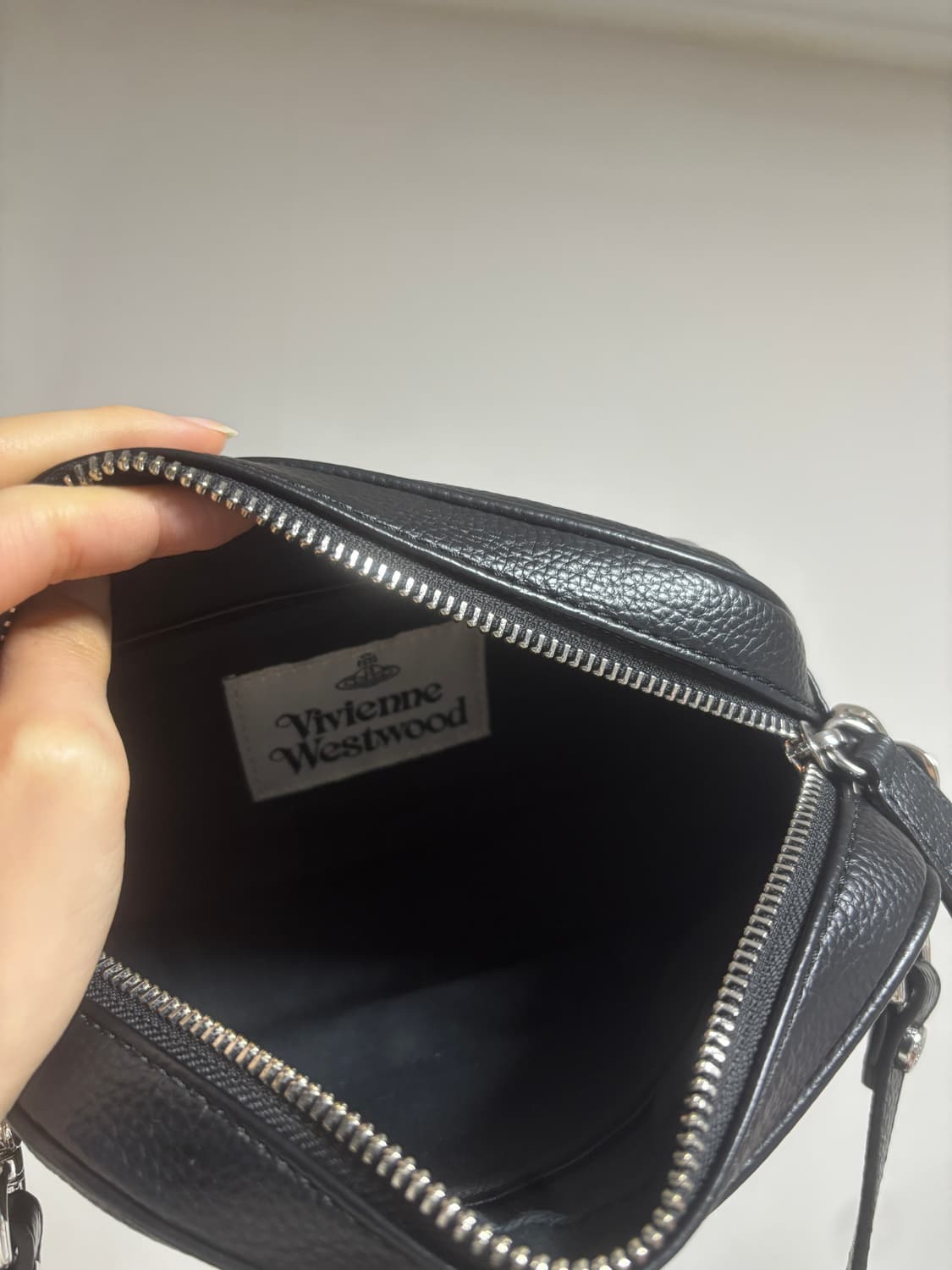 비비안웨스트우드 블랙 안나 카메라백 (원가 37만원 이상) 상품이미지5