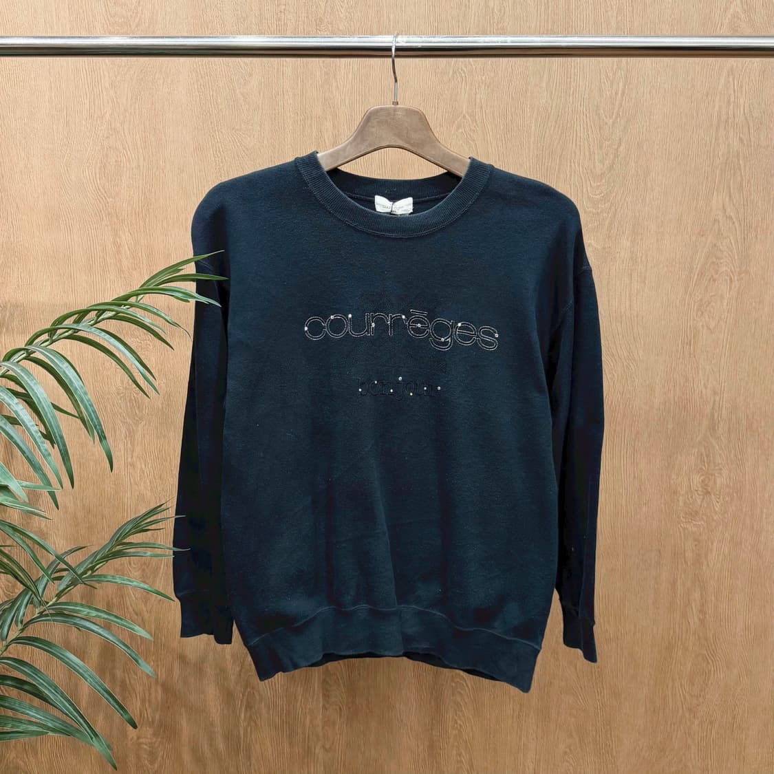 꾸레쥬 라운드넥 맨투맨 로고 스티치 큐빅 장식 디테일 레귤러핏 블랙 상품이미지1