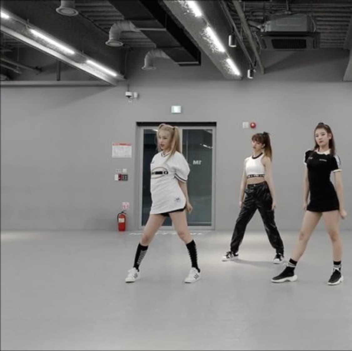 105 (XL) 엄브로 신형 풋볼 져지 컬렉션 오버핏 패턴 반팔티 있지 상품이미지2